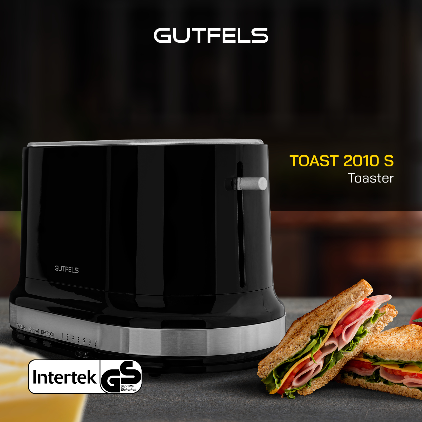 Schwarzer Toaster mit schwarzen und silbernen Details, daneben zwei Sandwiches.