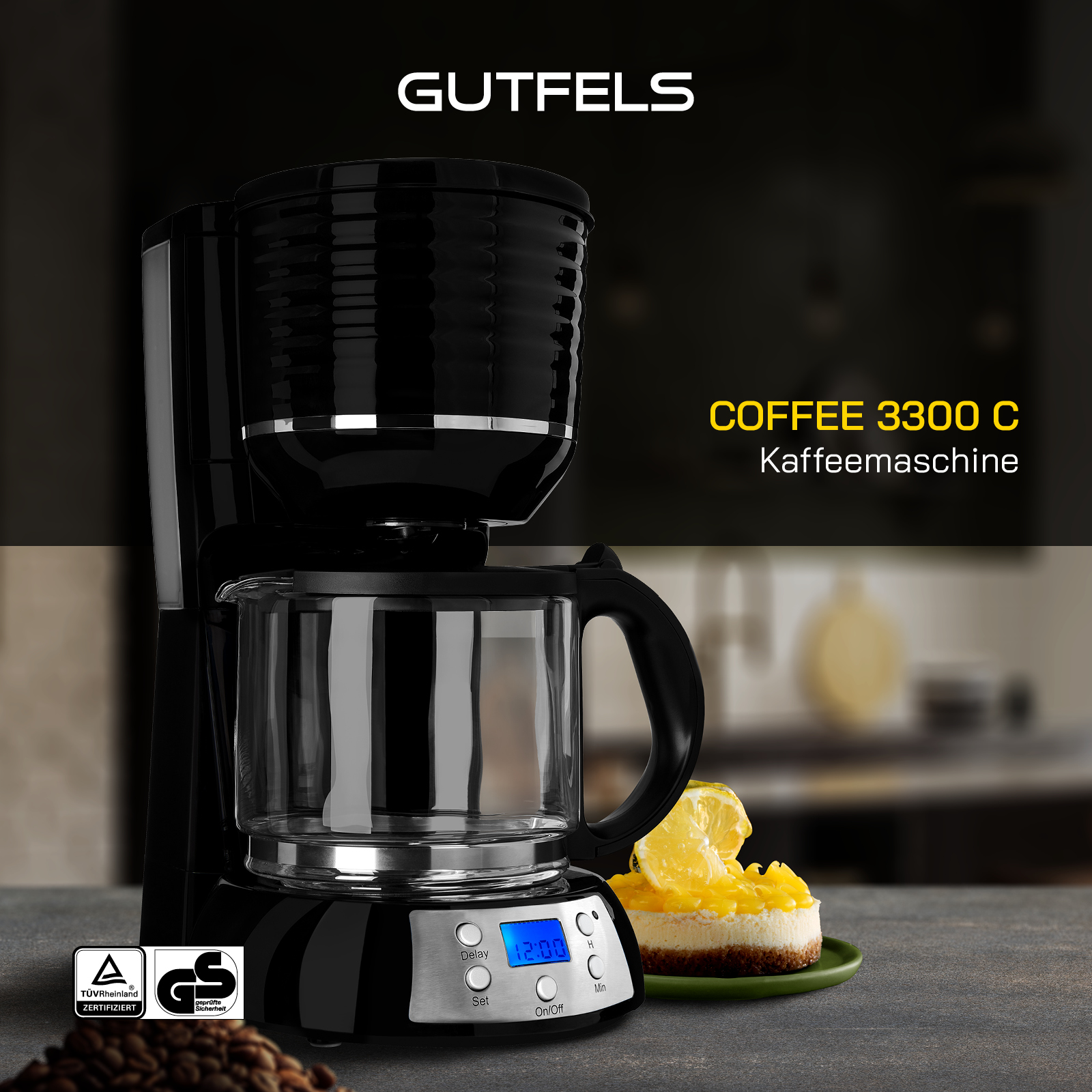 Eine schwarze Kaffeemaschine mit einer Glaskaraffe. Daneben liegt ein Stück Kuchen.