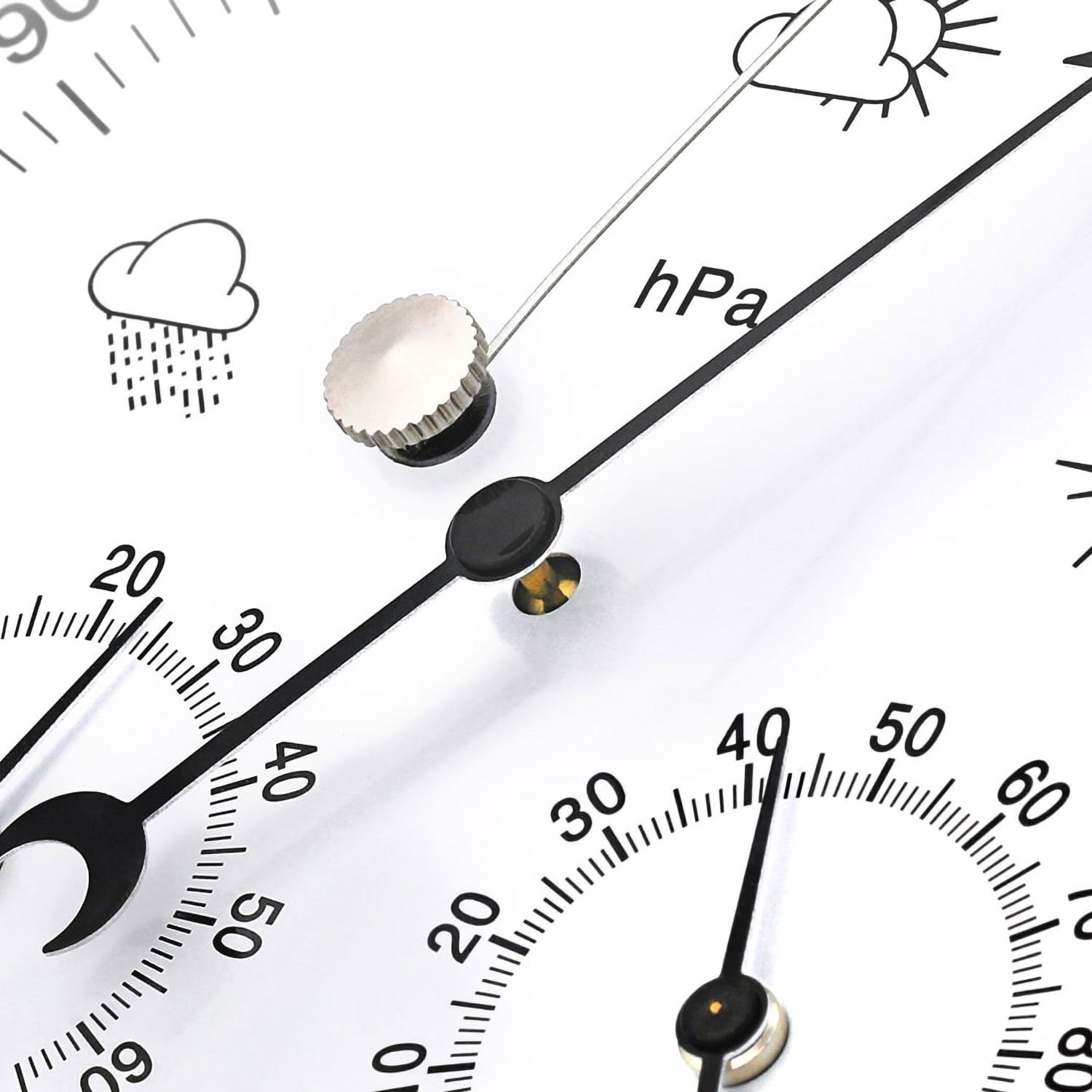 Barometer mit schwarzen Zeigern, weißem Zifferblatt und verschiedenen Wettersymbolen.