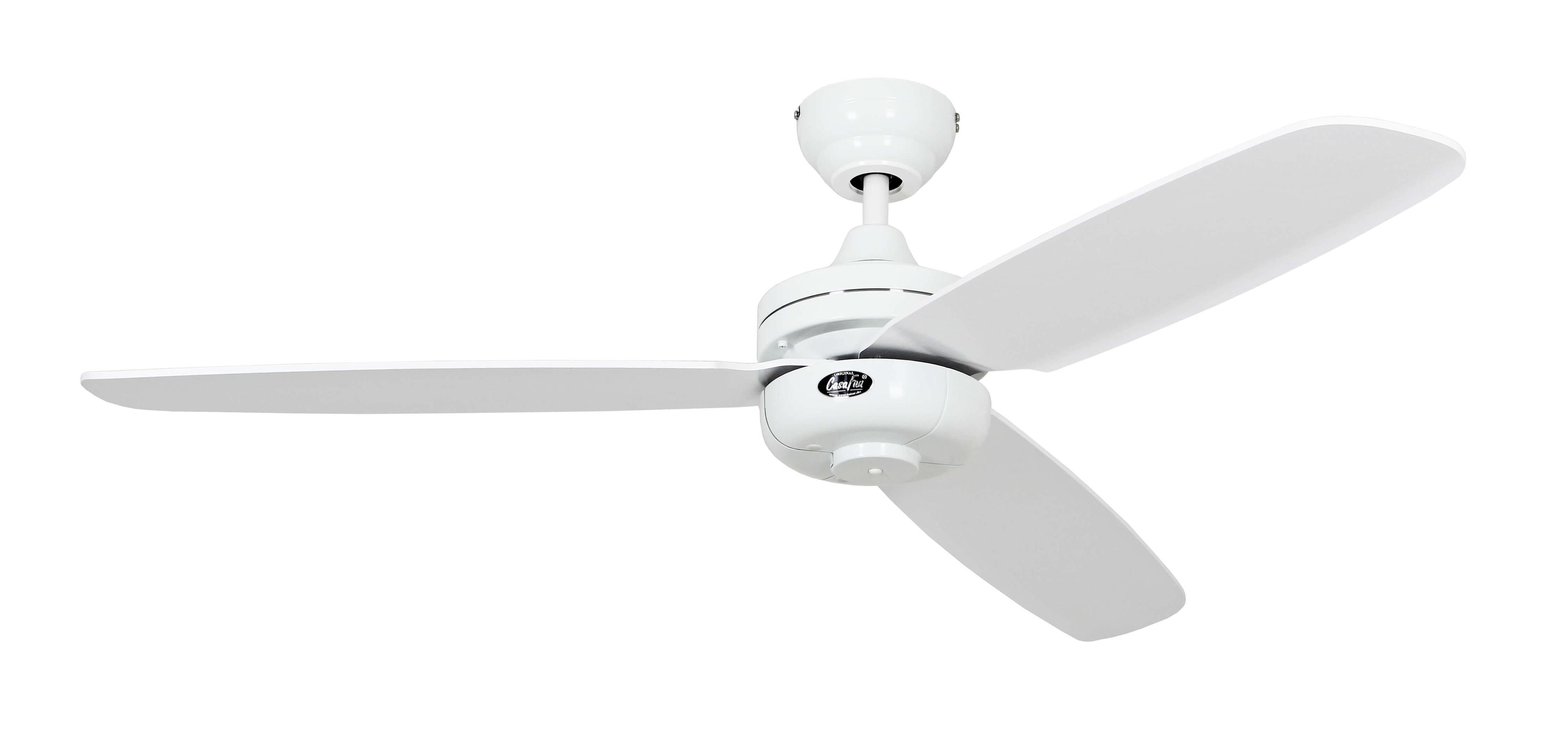 Un ventilatore da soffitto bianco con tre pale, centrato su sfondo bianco. Il ventilatore è in plastica bianca.