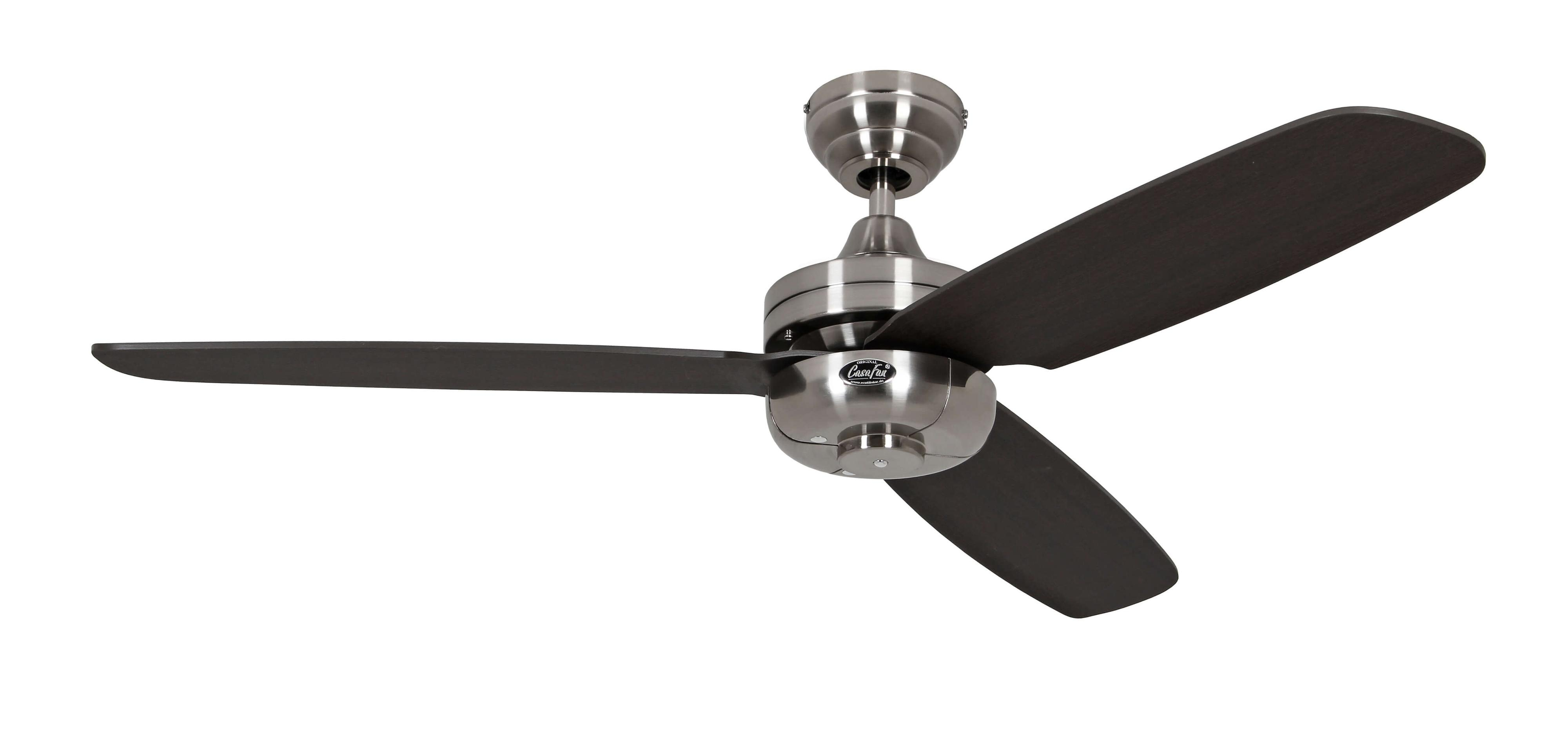 Ein Deckenventilator mit dunklen Blättern und einem silbernen Motor. Weißer Hintergrund.
