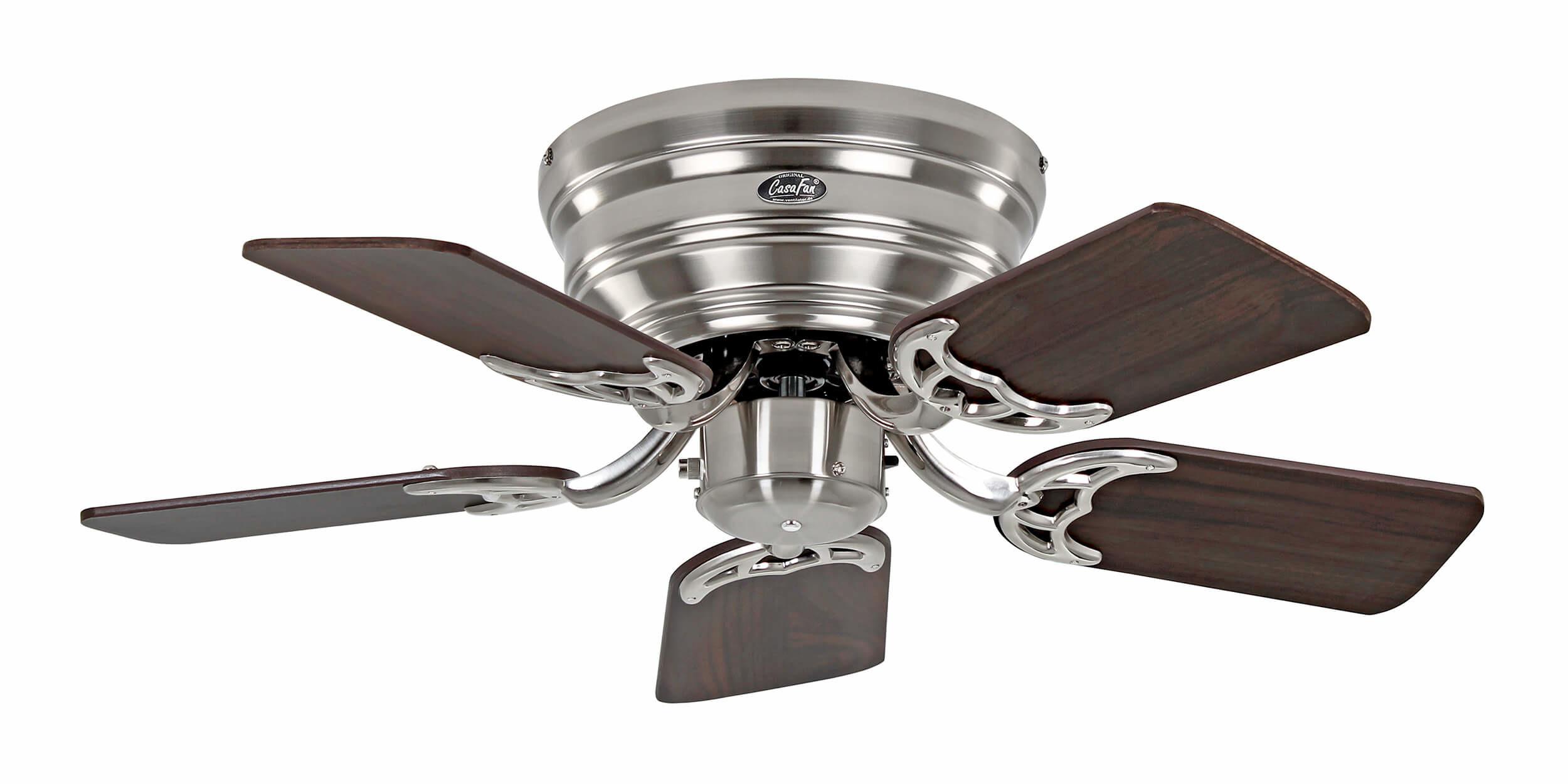 Deckenventilator mit dunklen Holzblättern und silberner Verkleidung. Weißer Hintergrund.