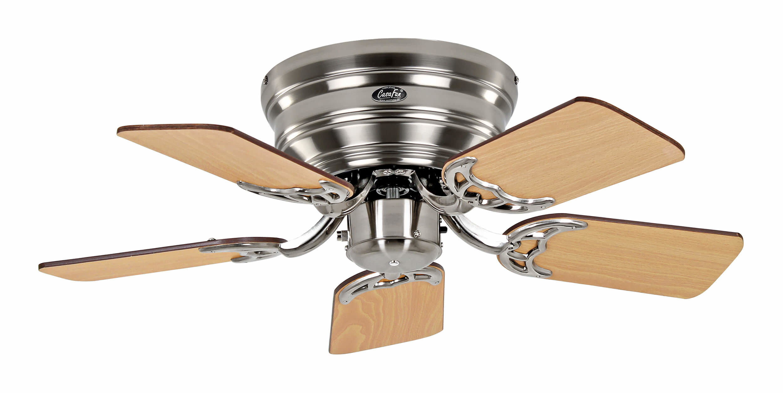 Deckenventilator mit fünf Holzflügeln und silbernem Sockel.