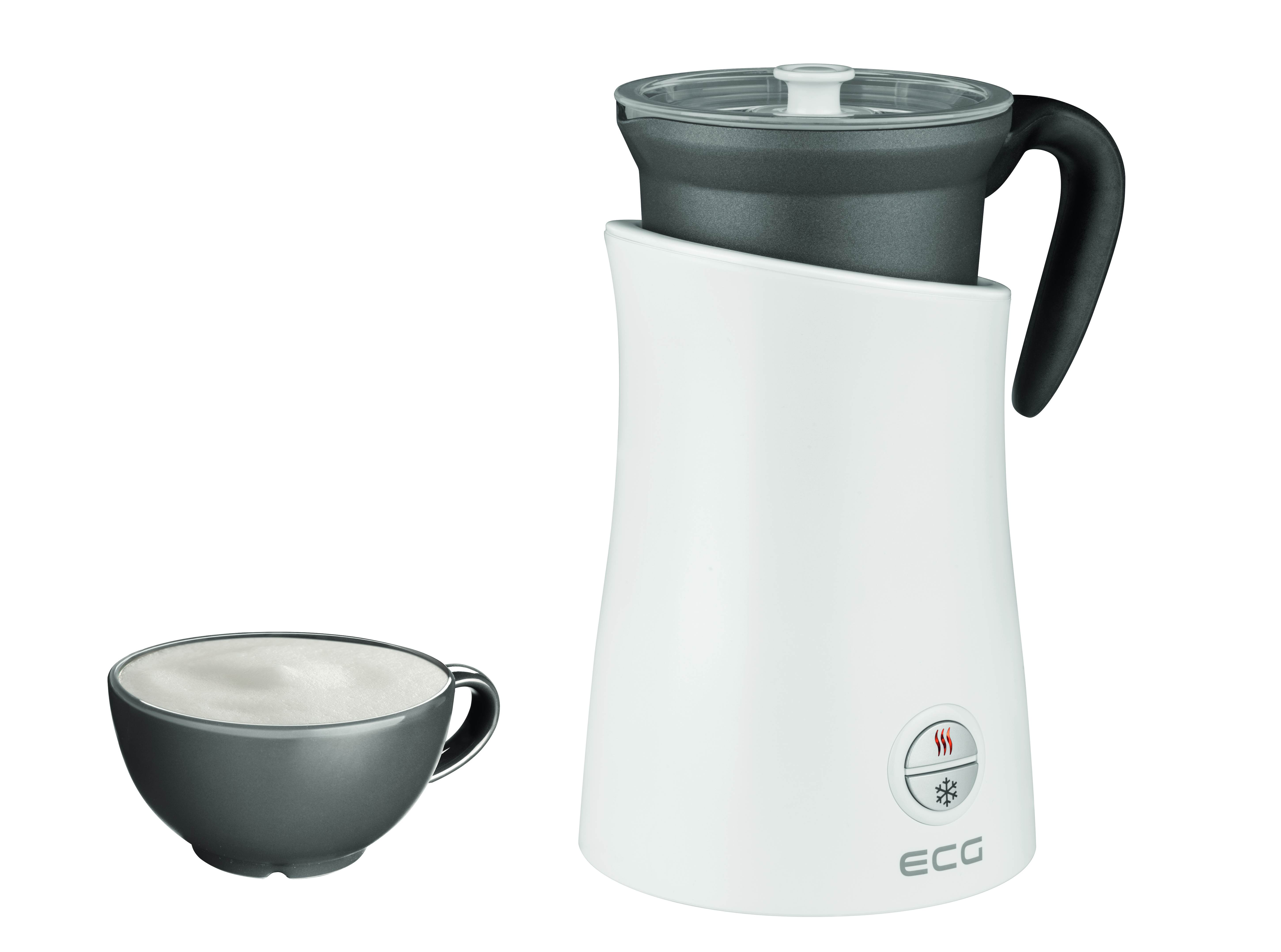 Biało-czarny elektryczny spieniacz do mleka z filiżanką piany obok. Tło jest białe.