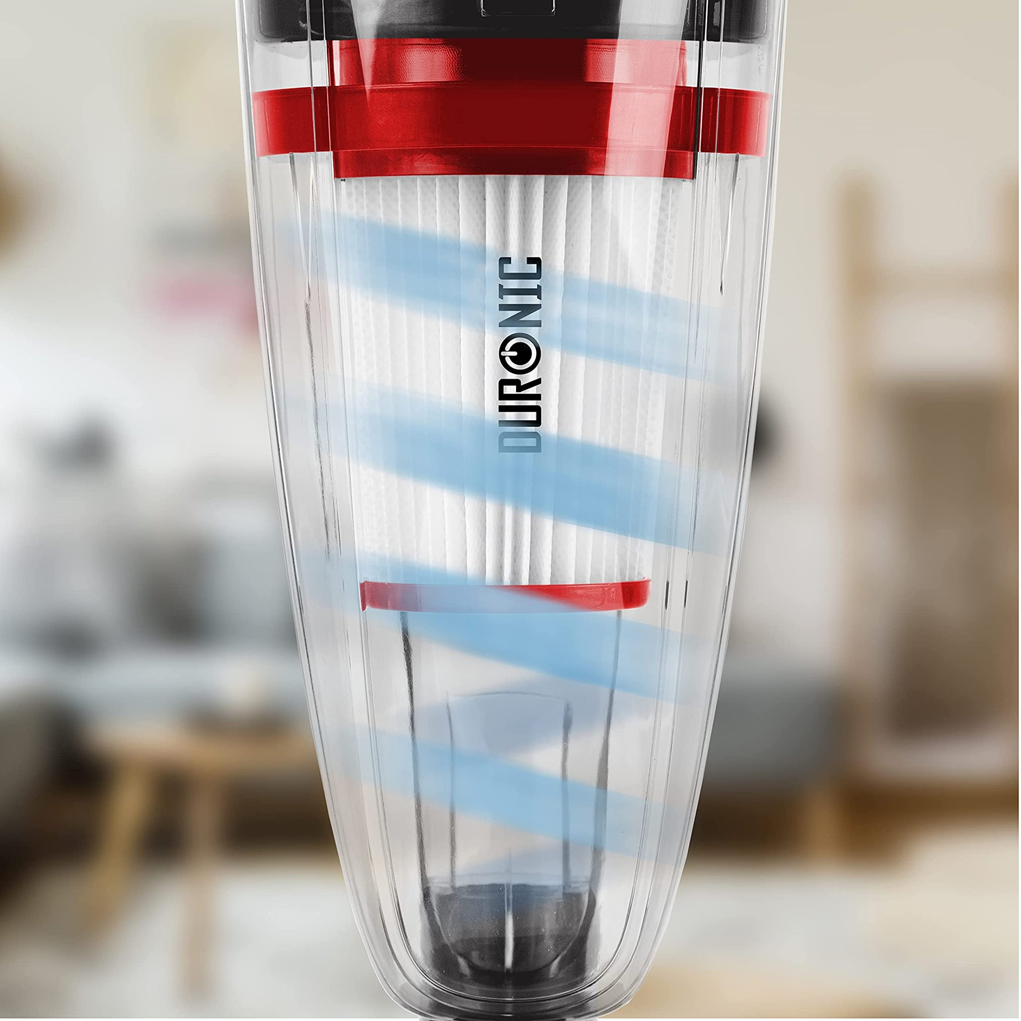 Transparenter Staubsaugerfilter mit roten und weißen Innenteilen. Blauer Luftstrom sichtbar.