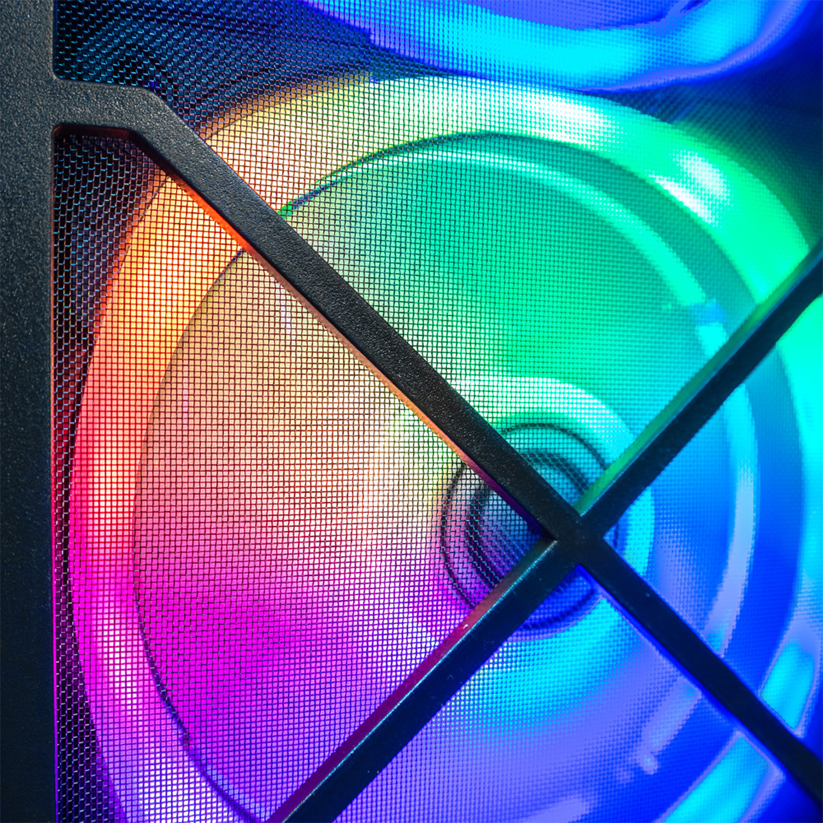 Nahaufnahme eines Computerlüfters mit regenbogenfarbenen Lichtern hinter einem schwarzen Gitter.