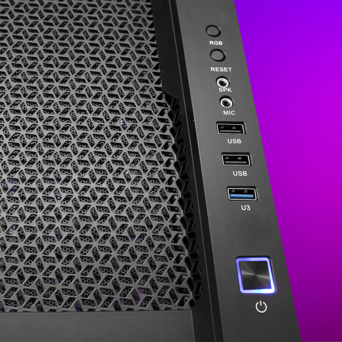 Nahaufnahme eines Computergehäuses mit Mesh-Panel und Knöpfen: RGB, Reset, SPK, MIC, USB, U3 und Strom.