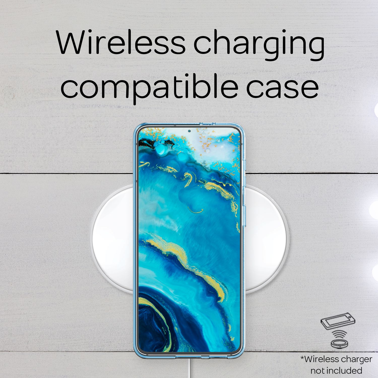 Un telefono in una custodia blu su un caricabatterie wireless bianco. Testo: "Wireless charging compatible case".