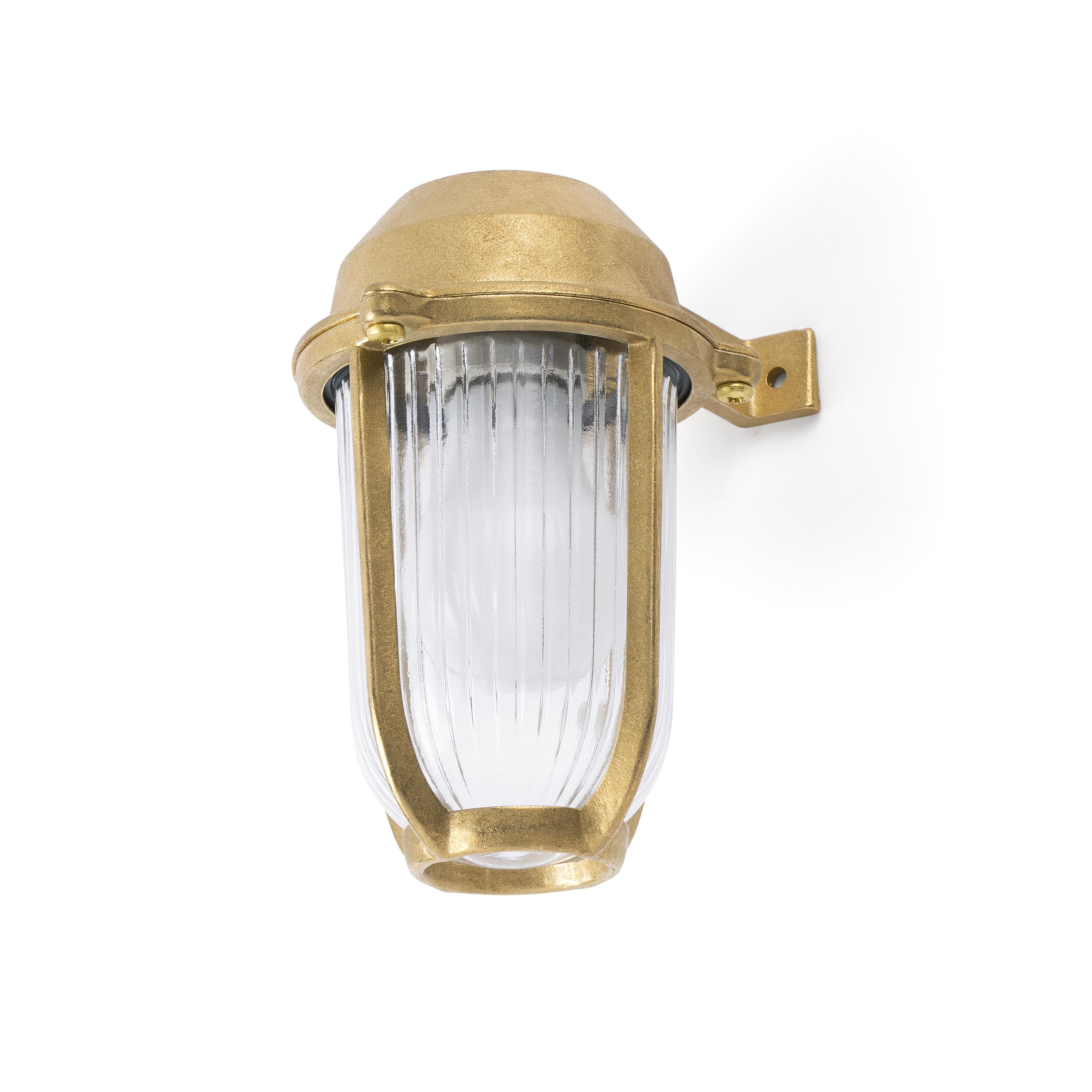 Lampada dorata da esterno su muro bianco. Ha una copertura in vetro e un telaio metallico.