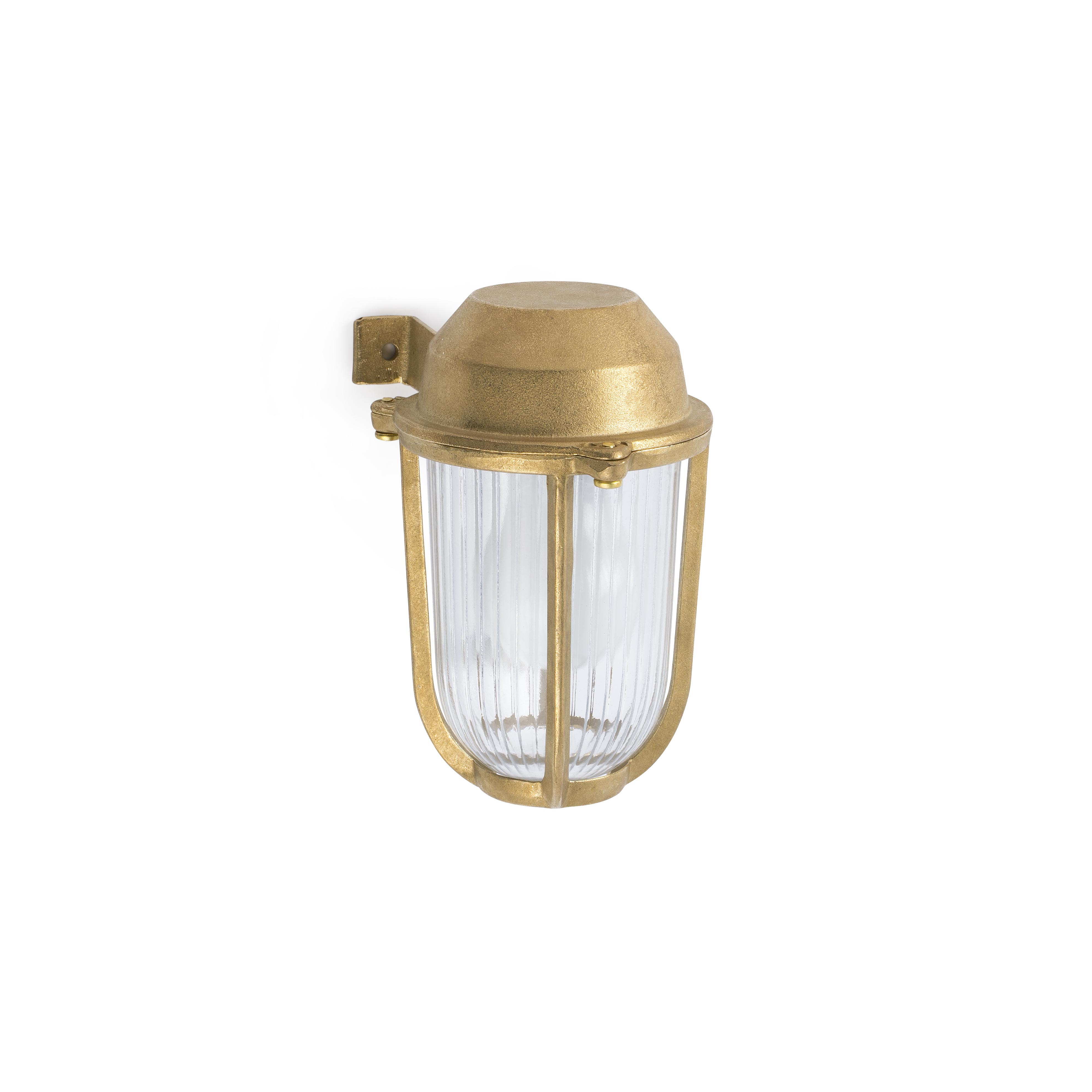 Lampada da parete esterna dorata con paralume in vetro trasparente e scanalato.