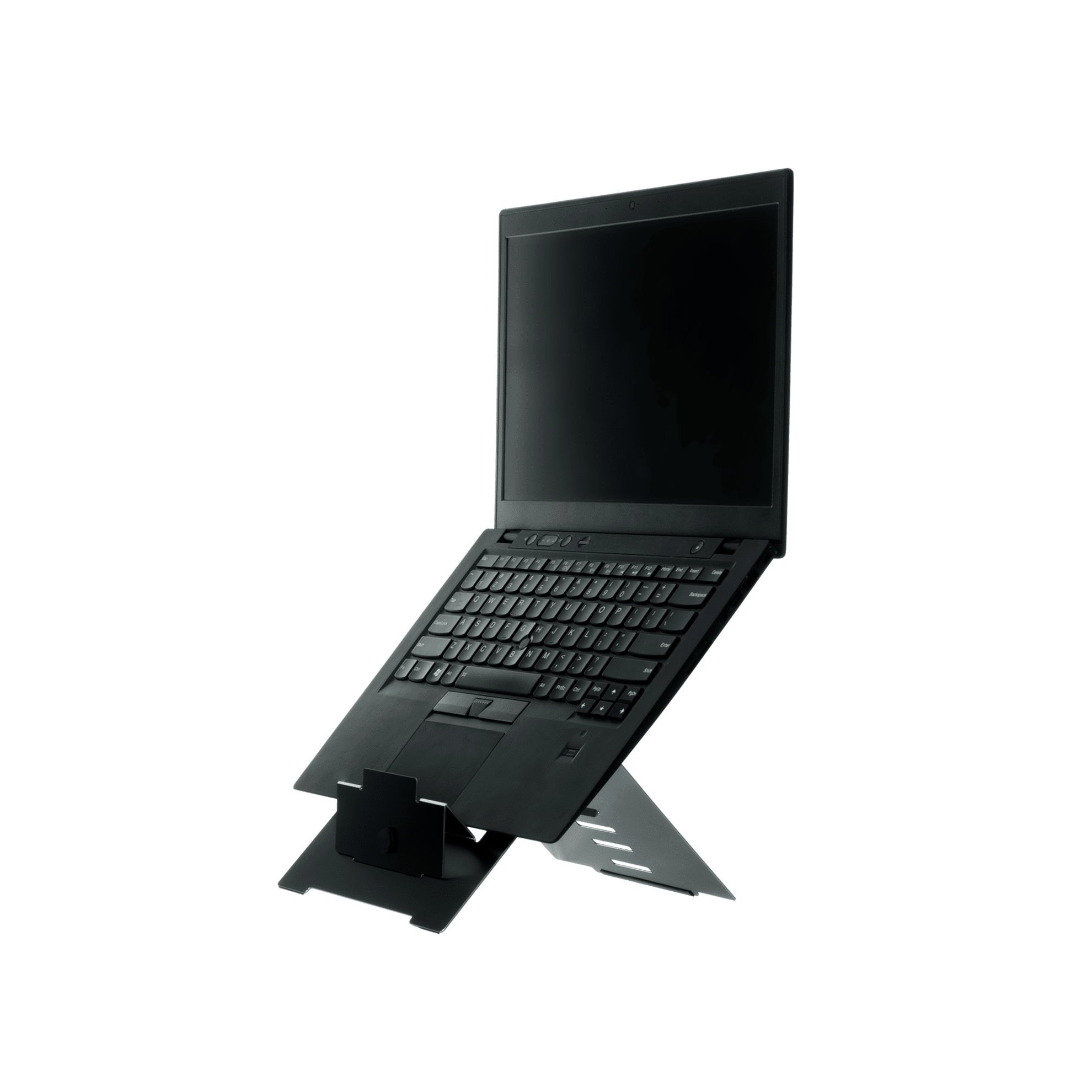 Schwarzer Laptop auf Ständer, geöffnet geneigt, auf schwarzer Oberfläche.