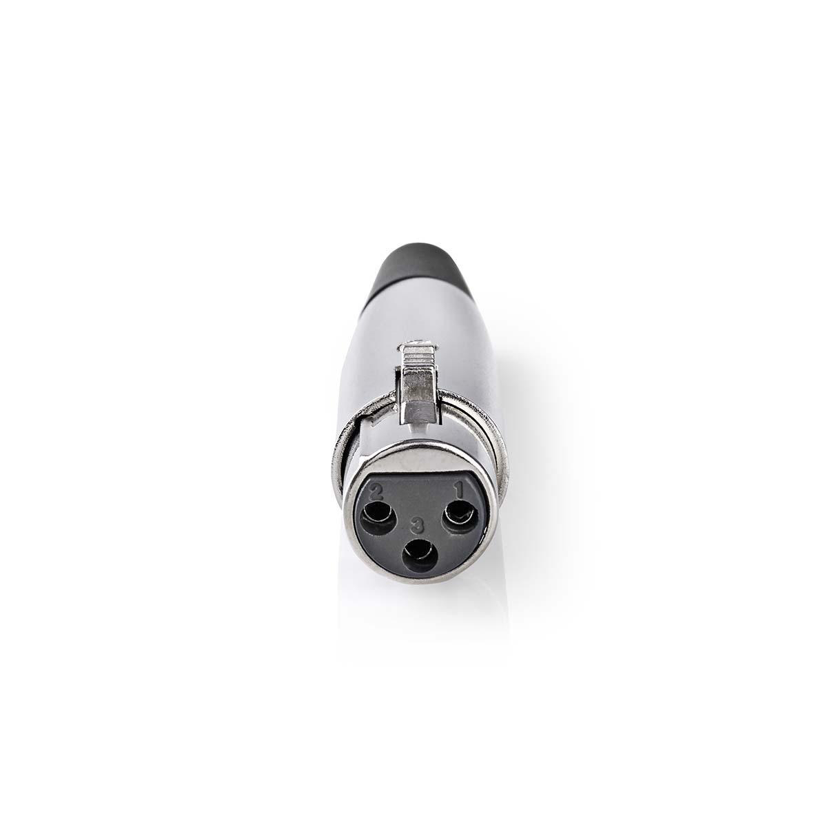 Een zilveren metalen XLR-connector, met drie zichtbare gaten, op een wit oppervlak.