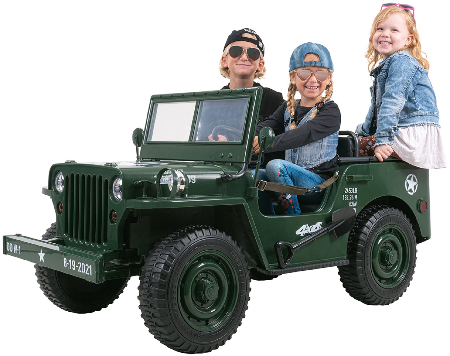 Drei Kinder in einem grünen Spielzeug-Jeep mit Sonnenbrillen. Jeep hat einen Stern und Text.