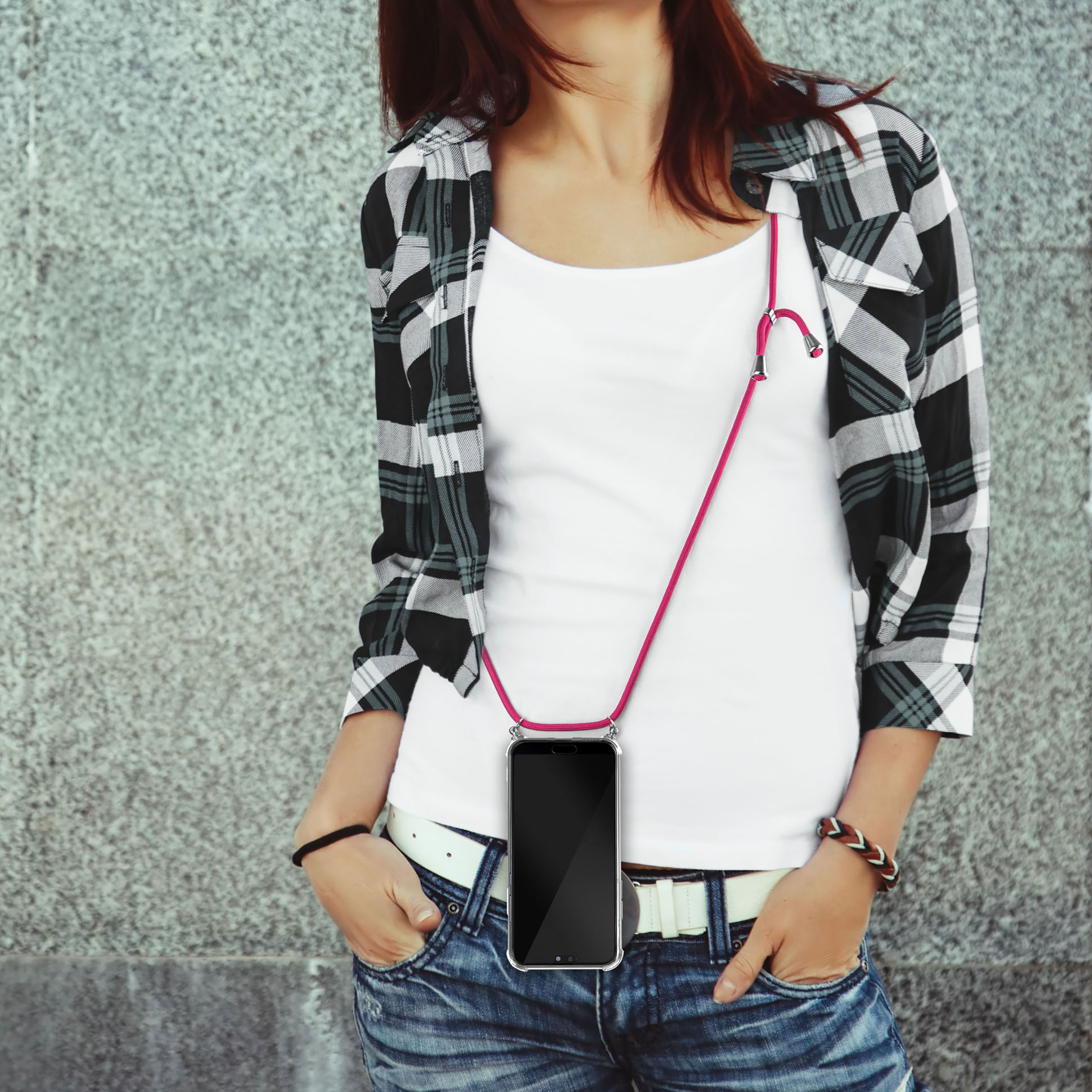 Nahaufnahme eines geflochtenen Telefon-Lanyards mit Metallic-Akzenten. Es ist schwarz, weiß und grau.