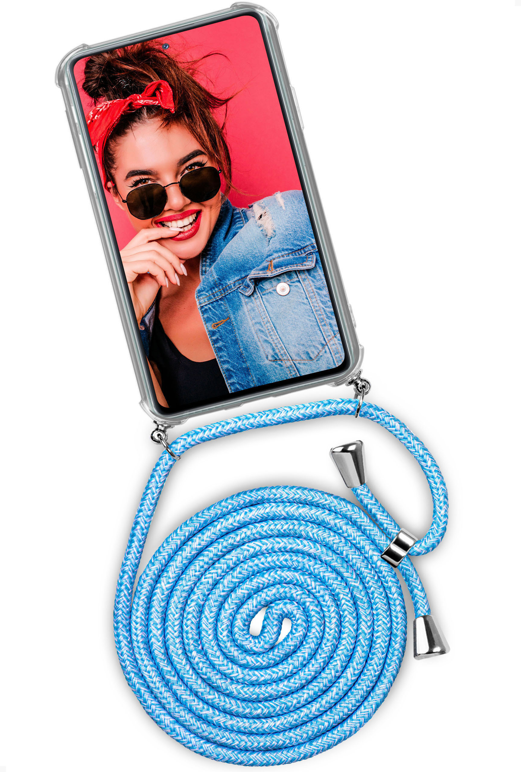 Telefon in klarer Hülle, blaues Lanyard. Frau mit Sonnenbrille lächelt. Roter Hintergrund.