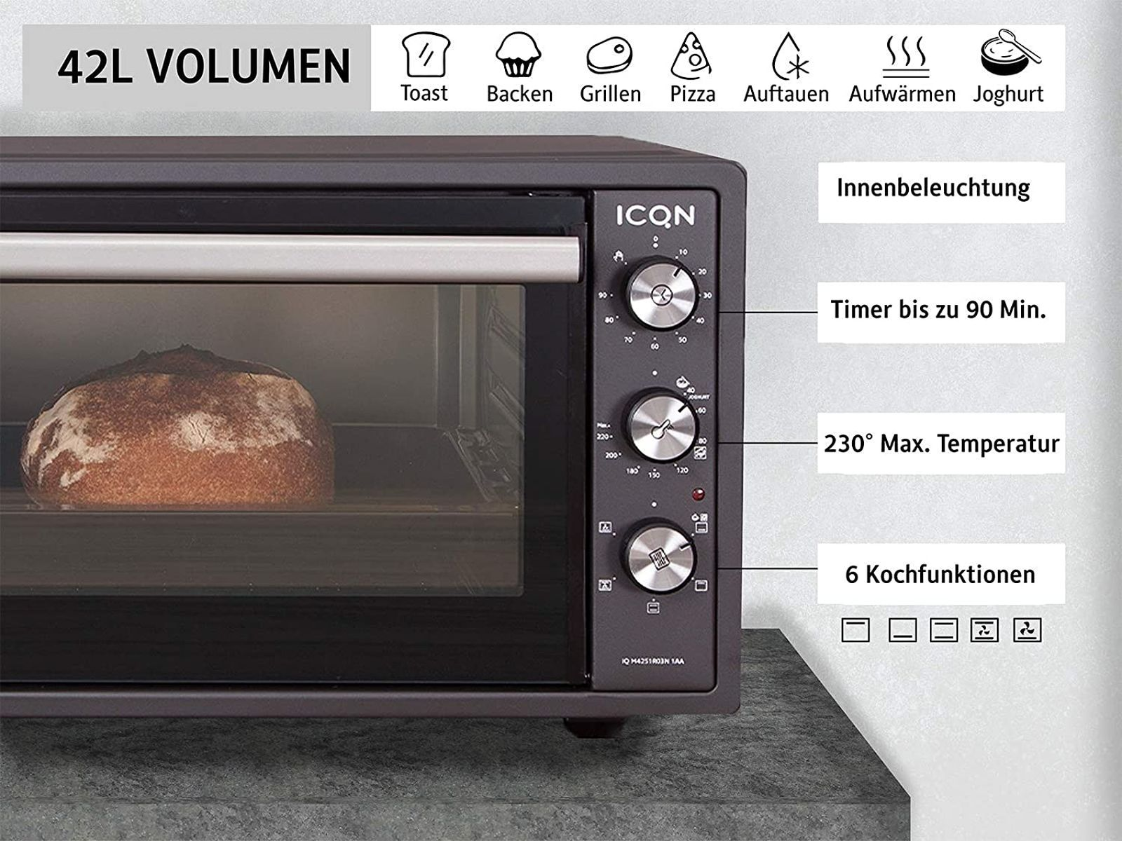 Schwarzer Ofen mit offener Tür, Brot im Inneren. Schwarze und graue Bedienelemente auf der rechten Seite.