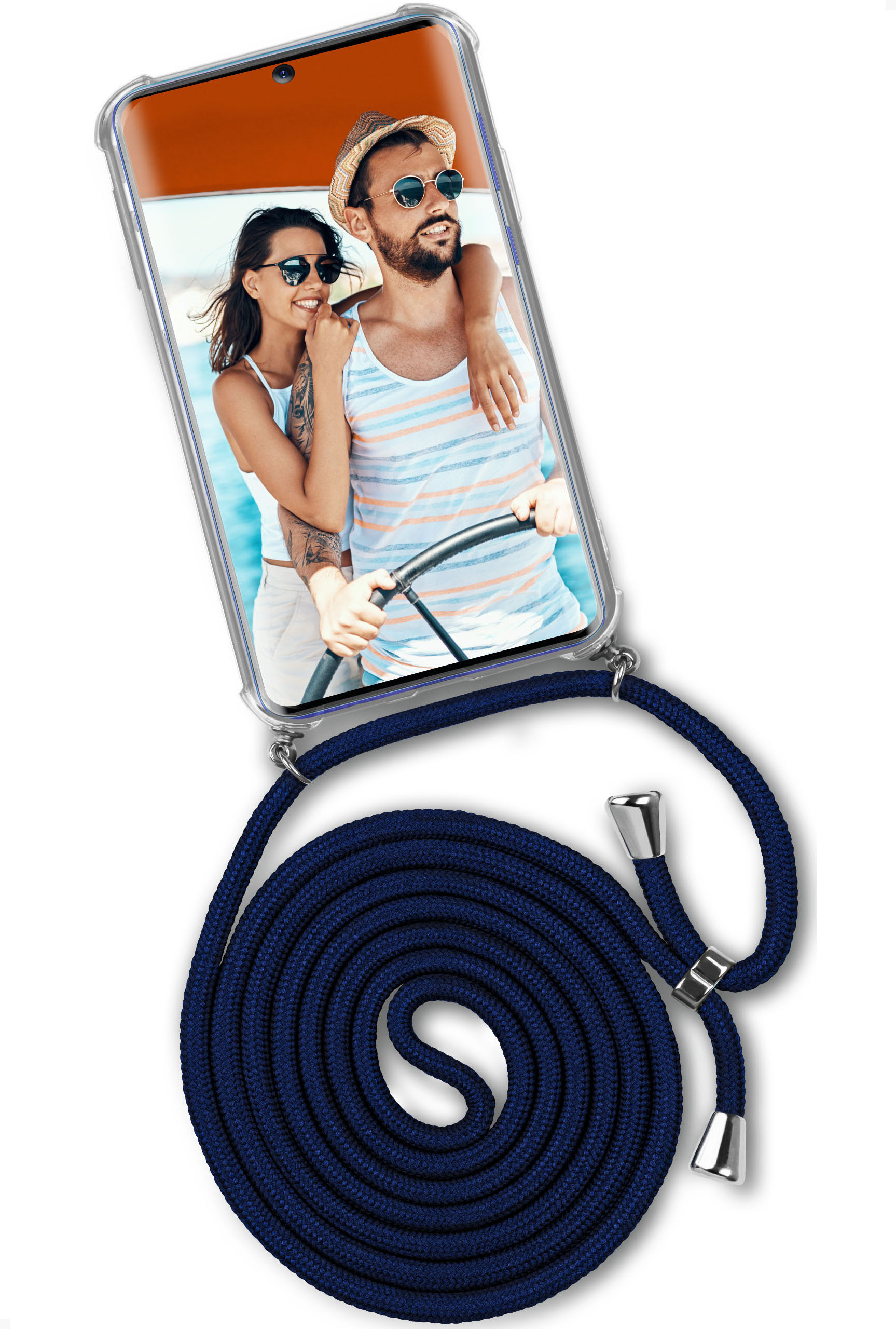 Ein Telefon in einer transparenten Hülle, das ein Paar auf einem Boot zeigt. Das Telefon ist an einem blauen Kabel befestigt.