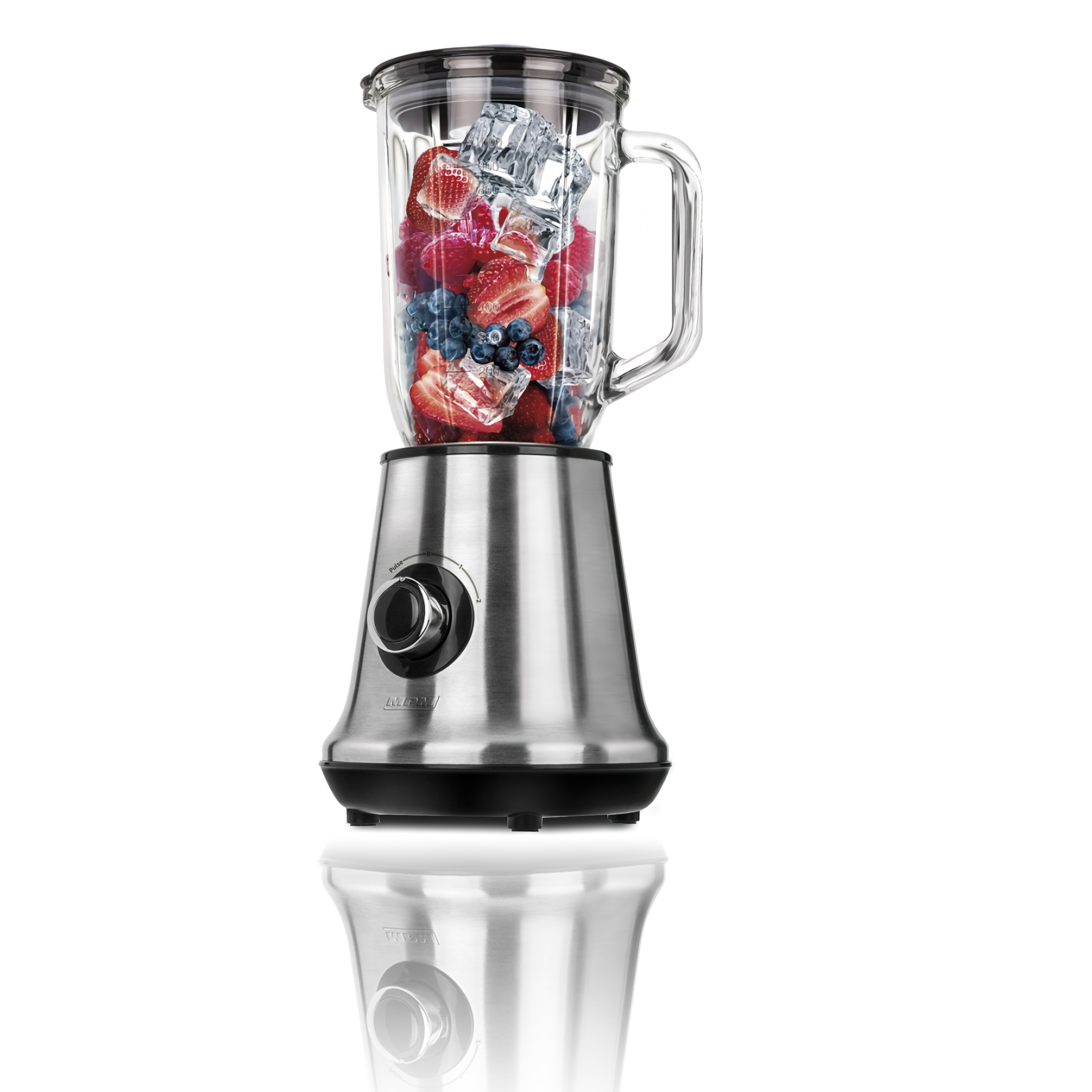 Mixer mit Früchten und Eis. Edelstahlbasis, Glasbehälter, weißer Hintergrund.