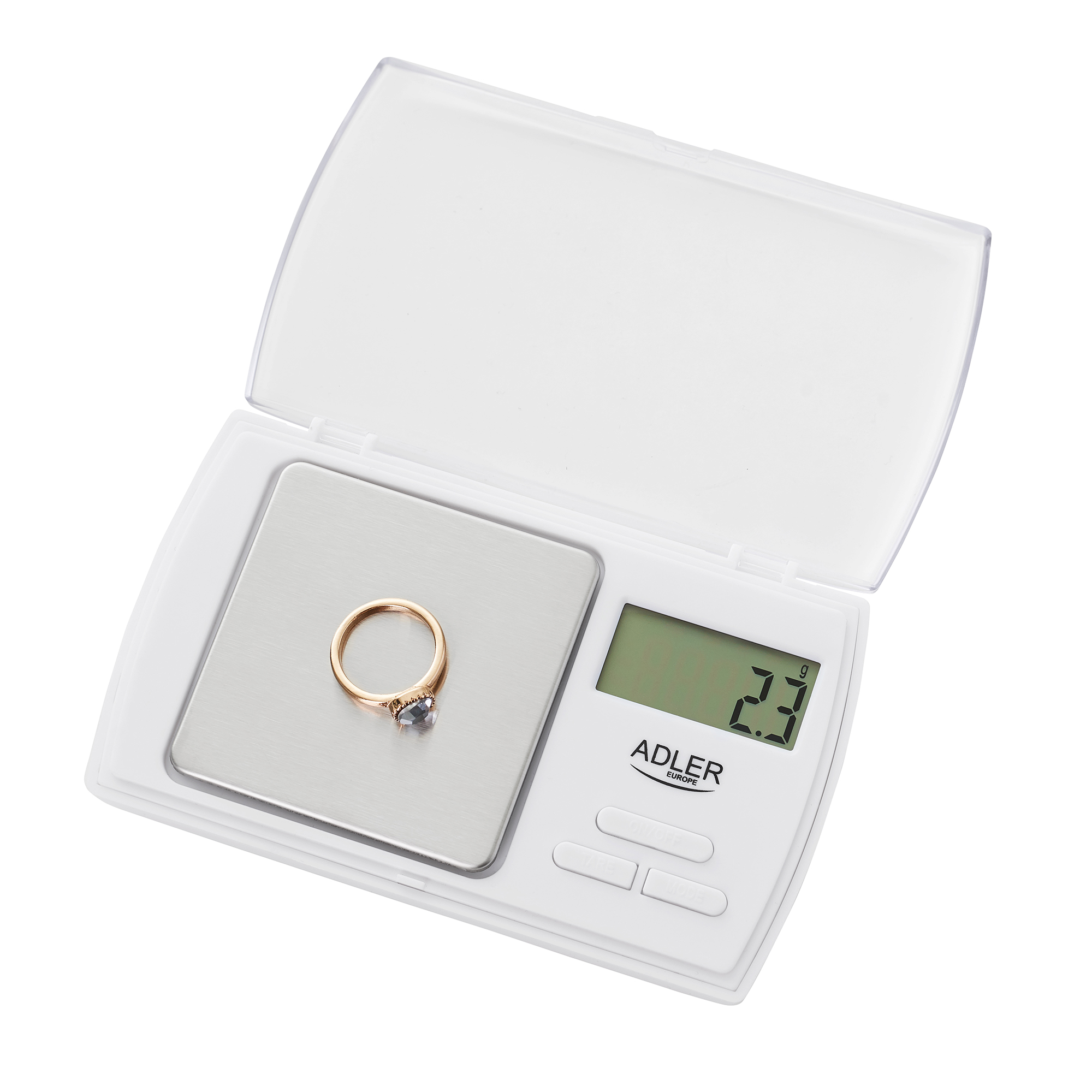Báscula digital con un anillo de oro. Muestra 2,3 gramos. Báscula blanca con tapa abierta.