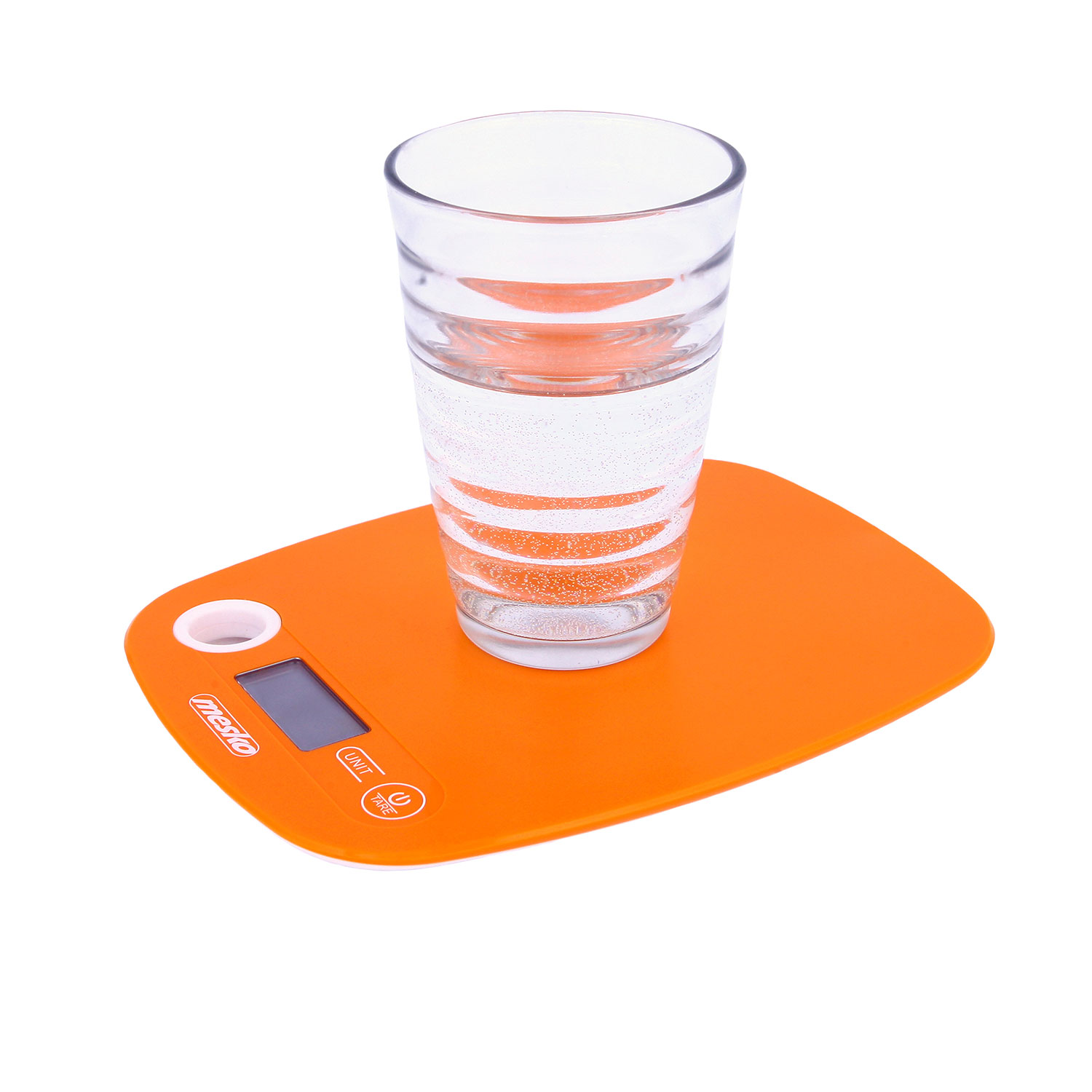 Báscula de cocina naranja con un vaso de agua encima. Tiene una pantalla digital y dos botones.