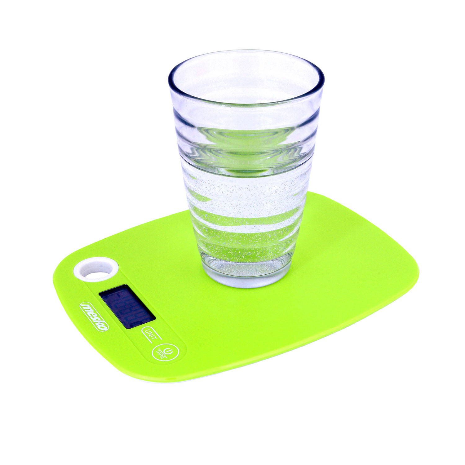 Una báscula de cocina digital verde con un vaso de agua encima, sobre un fondo blanco. La báscula muestra una lectura.