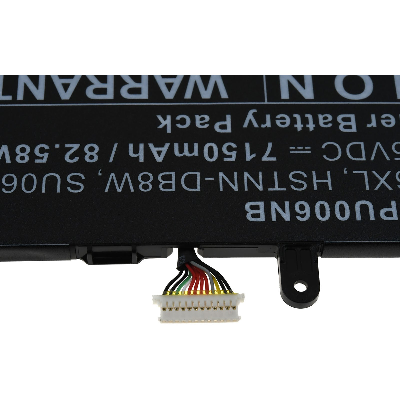 Schwarzes Laptop-Akkupack mit weißen und farbigen Drähten und einem Stecker. Schwarzer Hintergrund.
