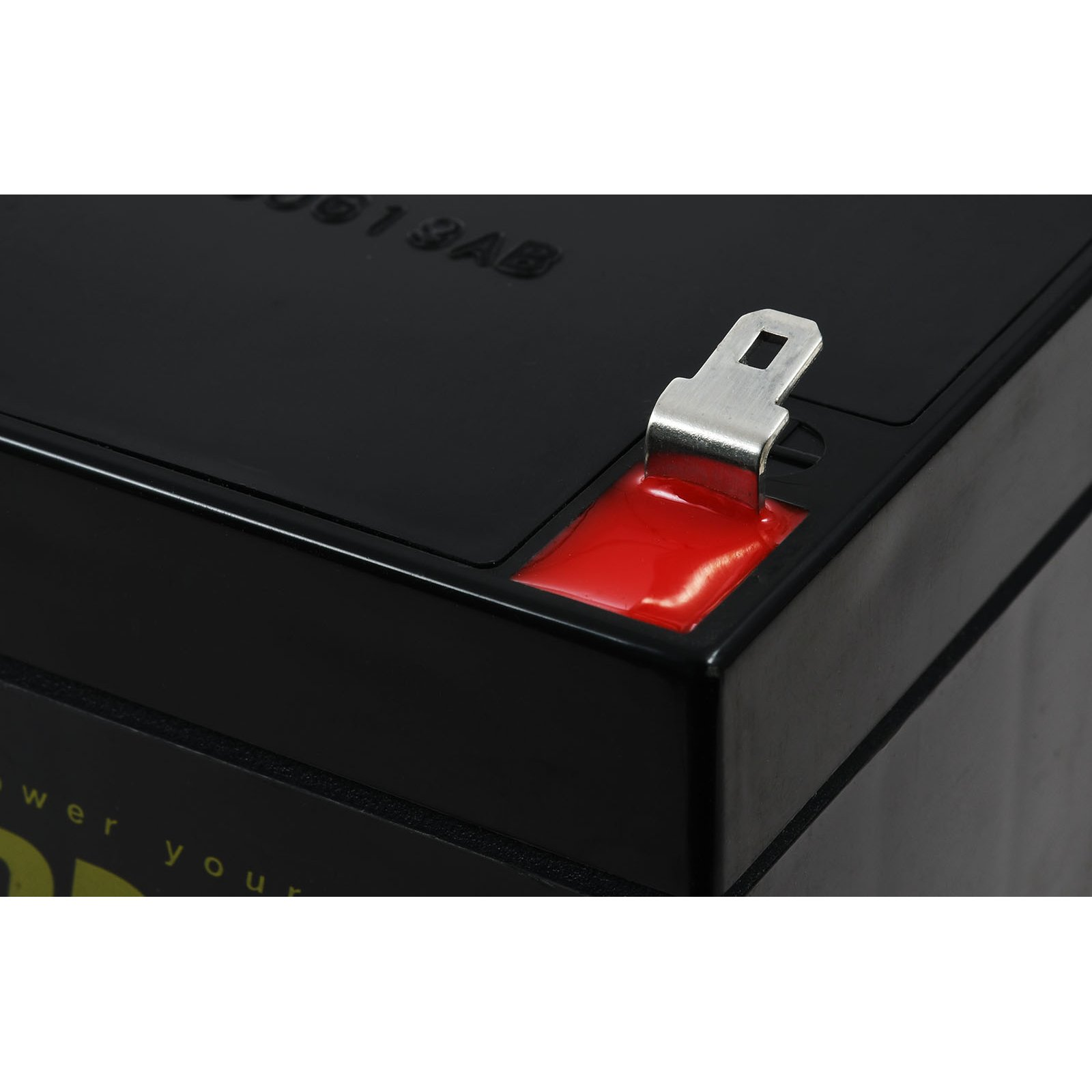 Schwarze Batterie mit Metallclip und roter Dichtung, das Etikett 