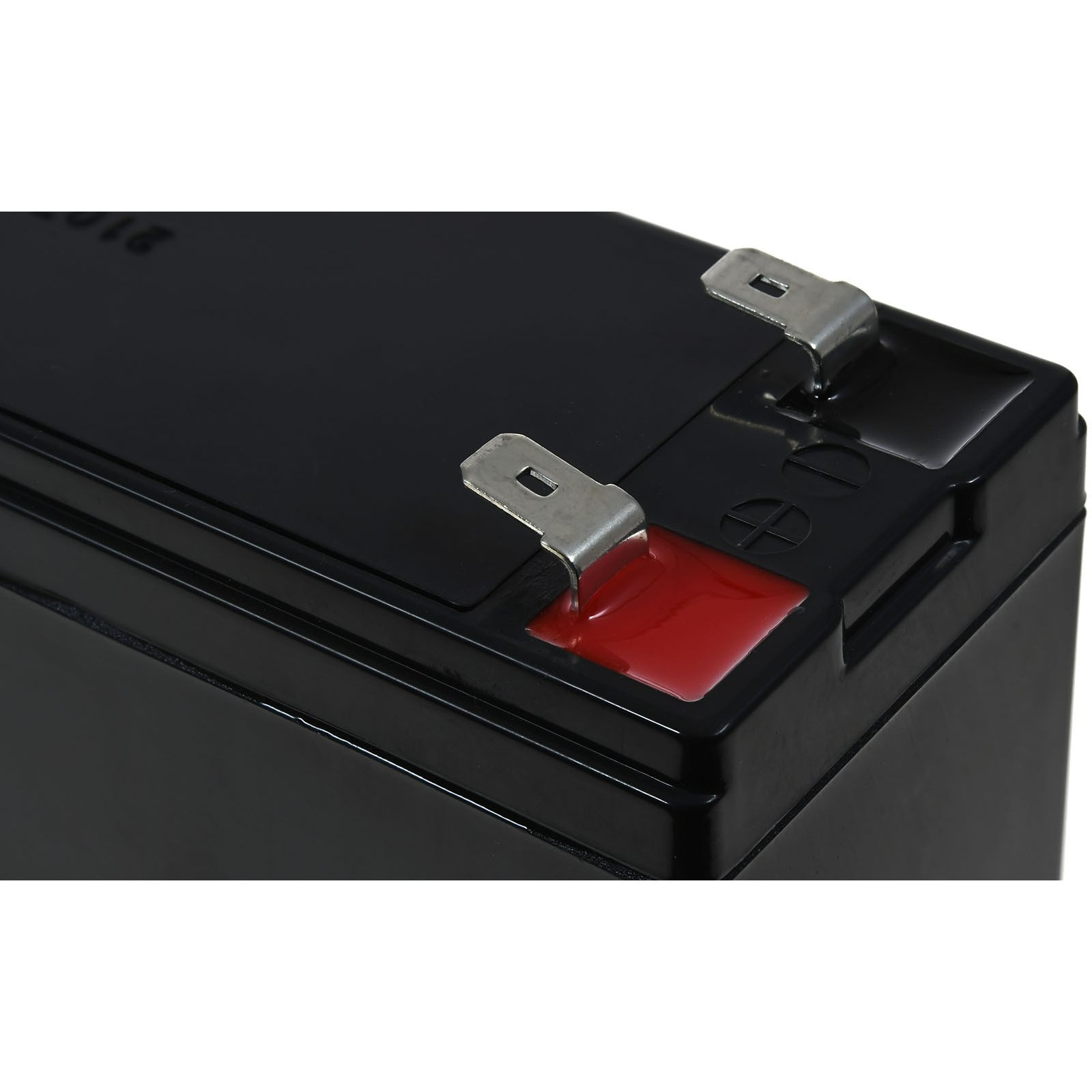 Schwarze rechteckige Batterie mit rotem Pluspol und Metallanschlüssen. Die Batterie ist schwarz.