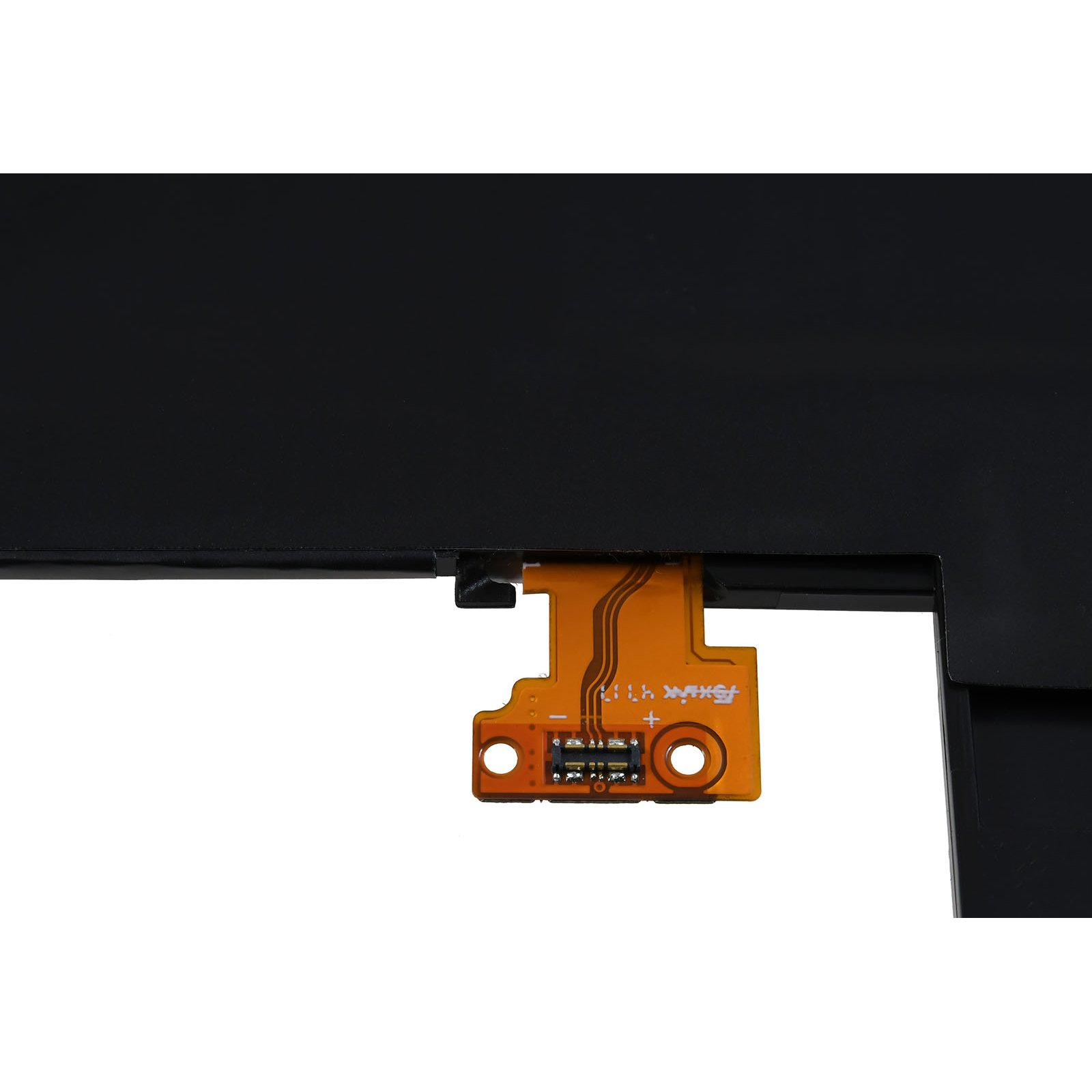 Orangefarbene Leiterplatte mit orangefarbenem Stecker auf schwarzem Grund.