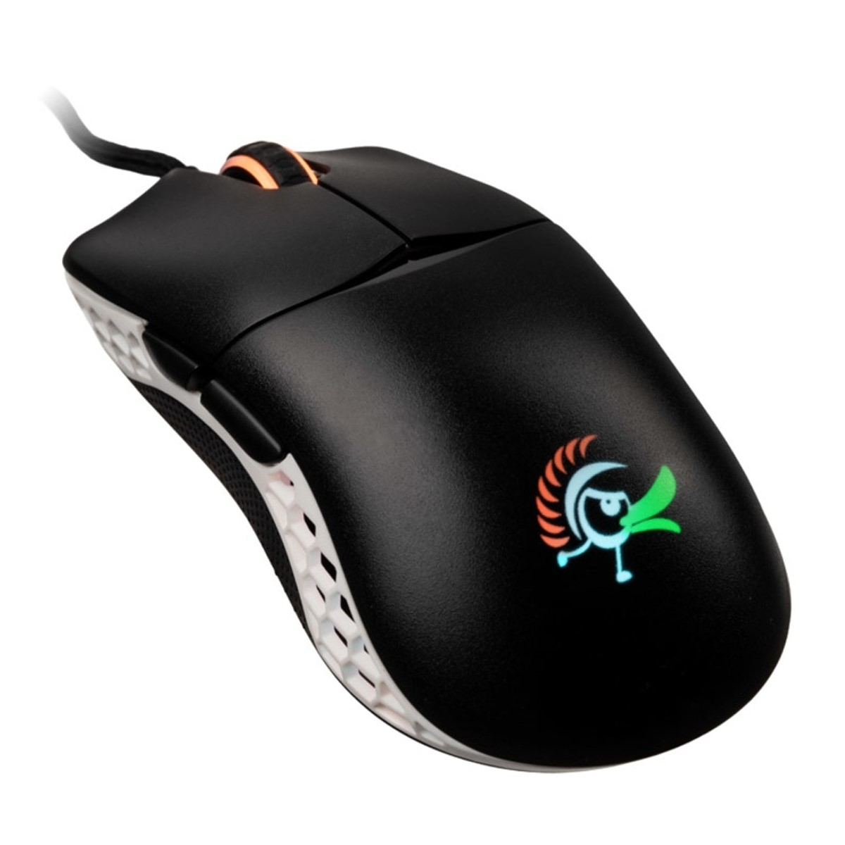 Czarna mysz gamingowa z logo, oświetleniem i czarnym kablem, na białym tle.