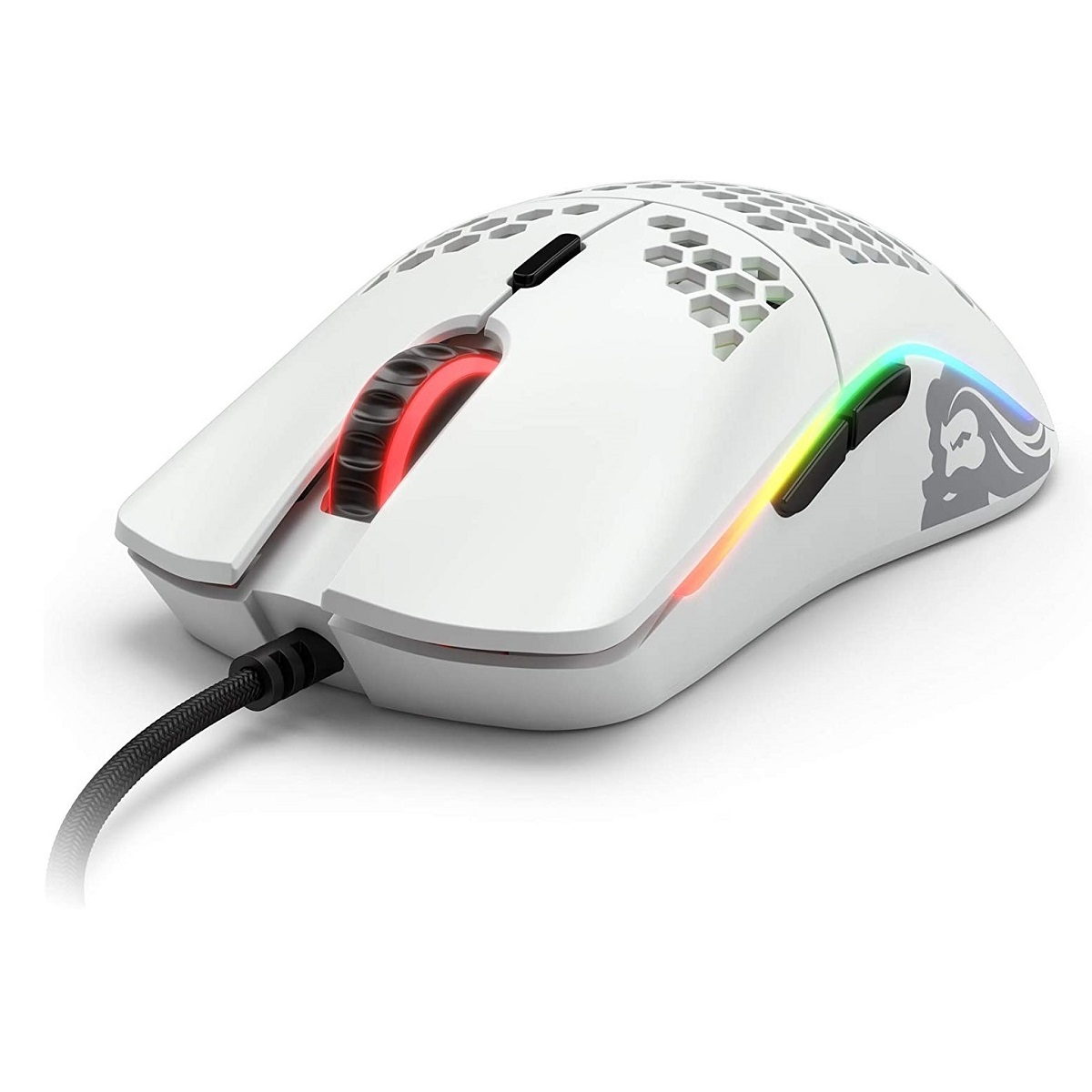 Ratón gaming blanco con diseño de panal y luces RGB. Cable negro conectado.