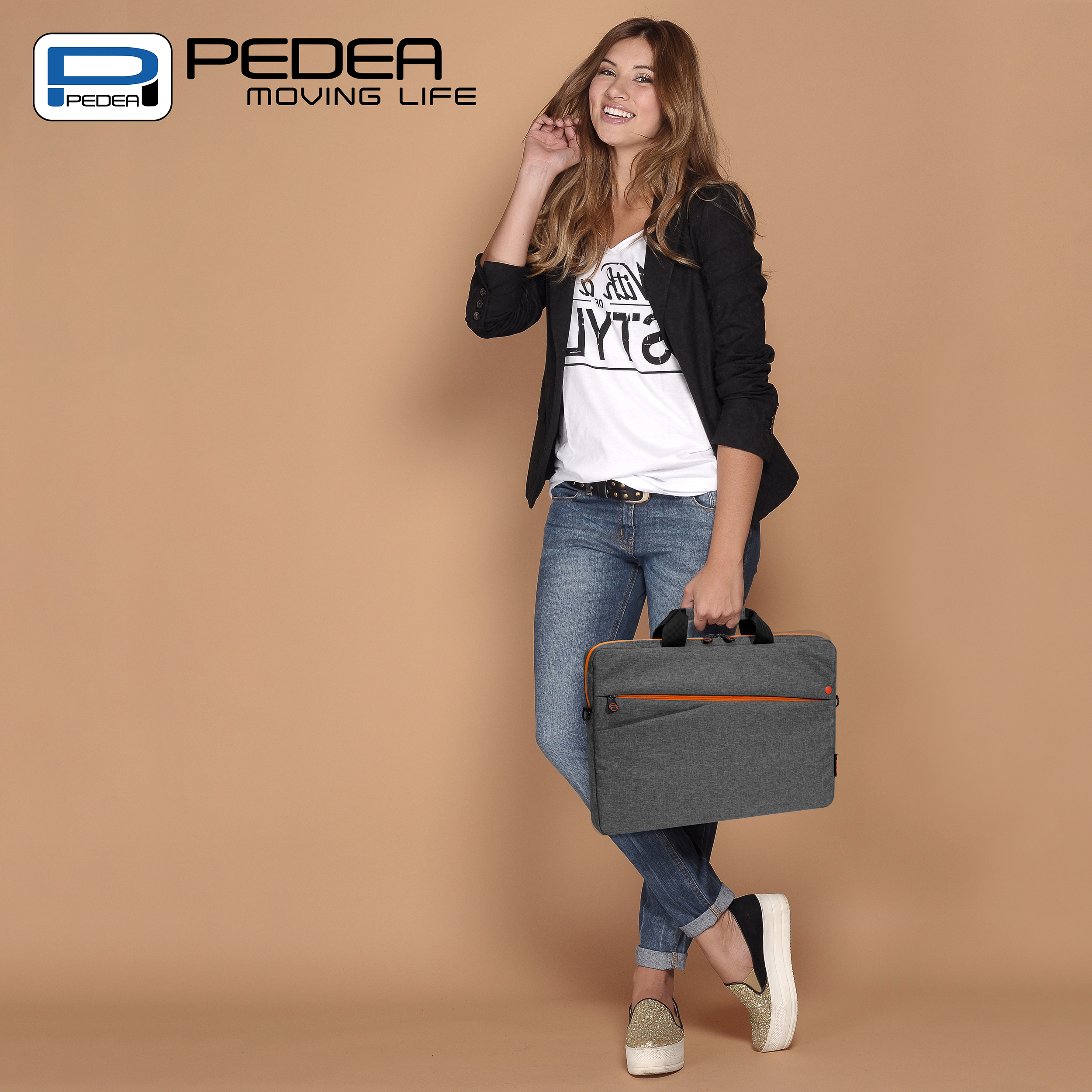 Frau in Jacke und Jeans hält eine graue PEDEA Laptoptasche und lächelt in die Kamera.