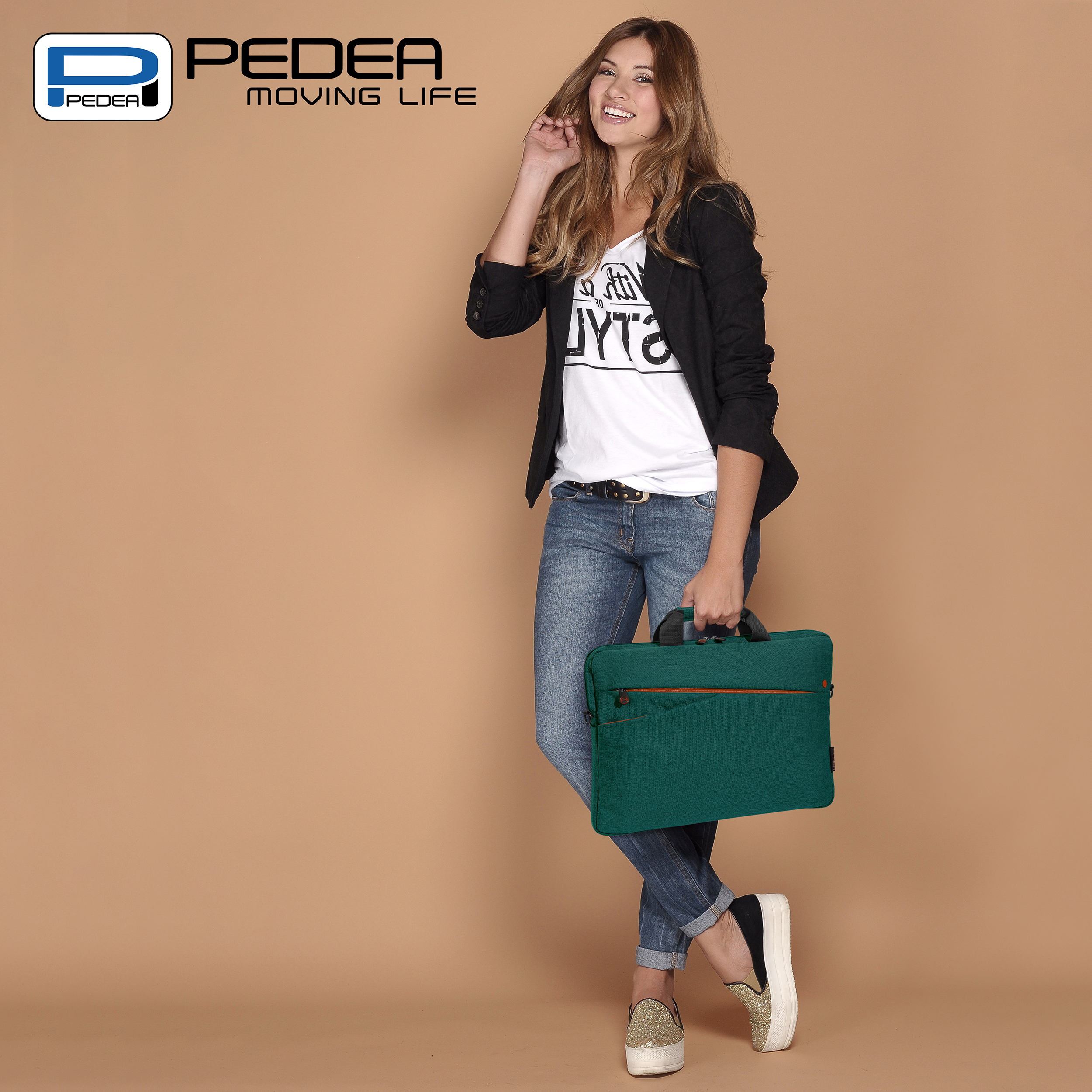 Frau hält grüne Laptoptasche, lächelt, mit Text PEDEA.