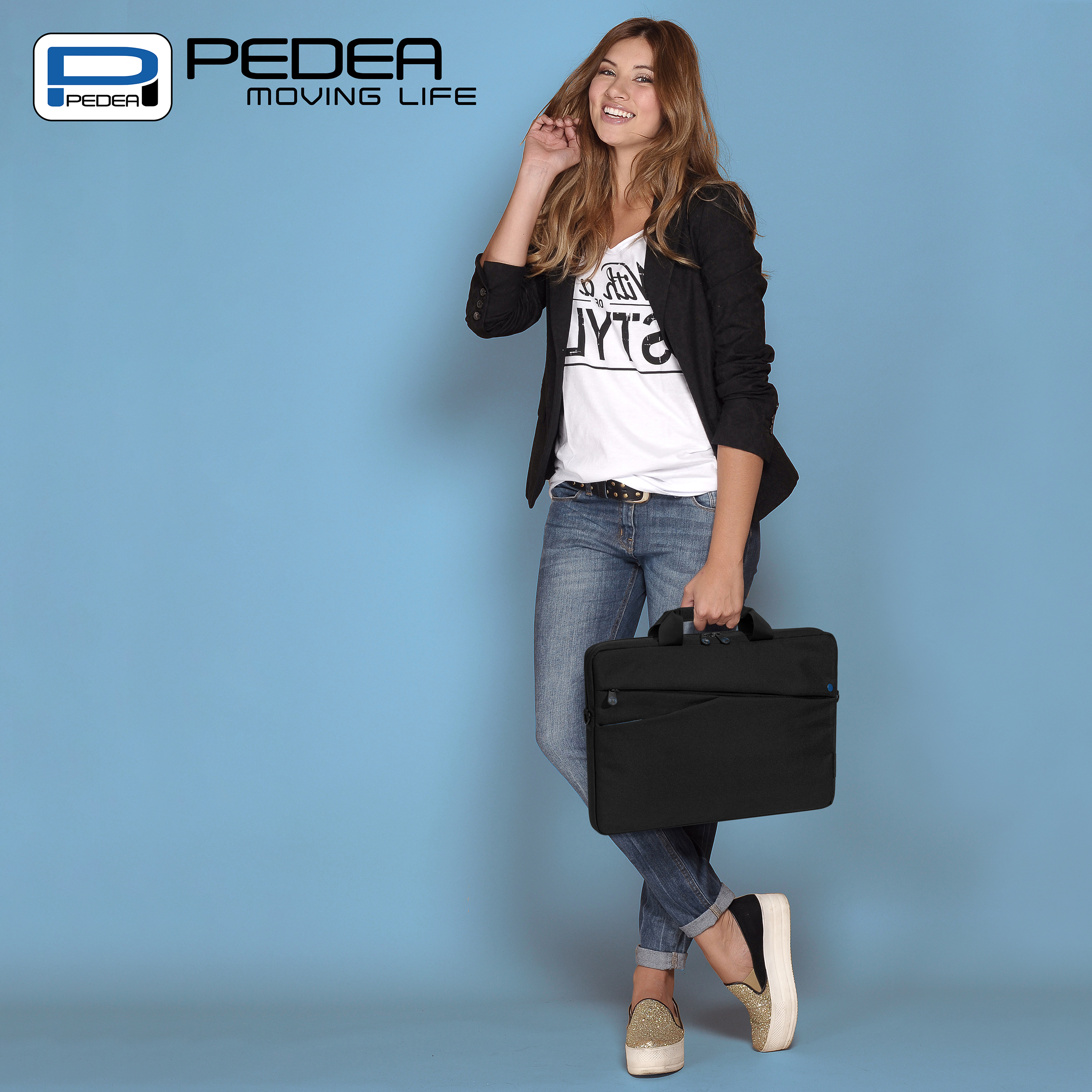 Frau hält schwarze Tasche, blauer Hintergrund. Trägt Jeans, weißes Hemd, schwarze Jacke.