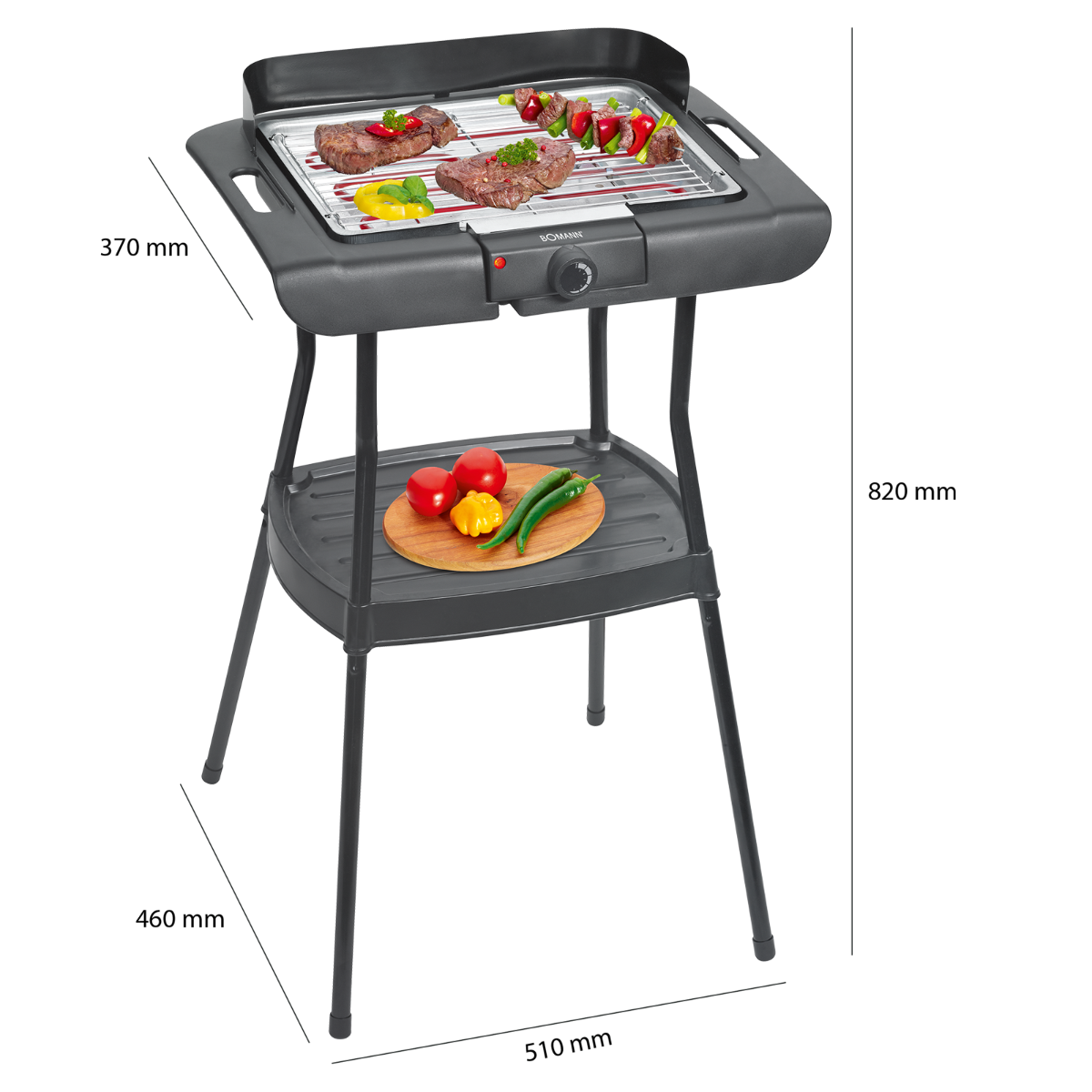 Grill elektryczny na stojaku. Jedzenie na grillu. Wymiary i deska do krojenia widoczne. Ciemne tło.