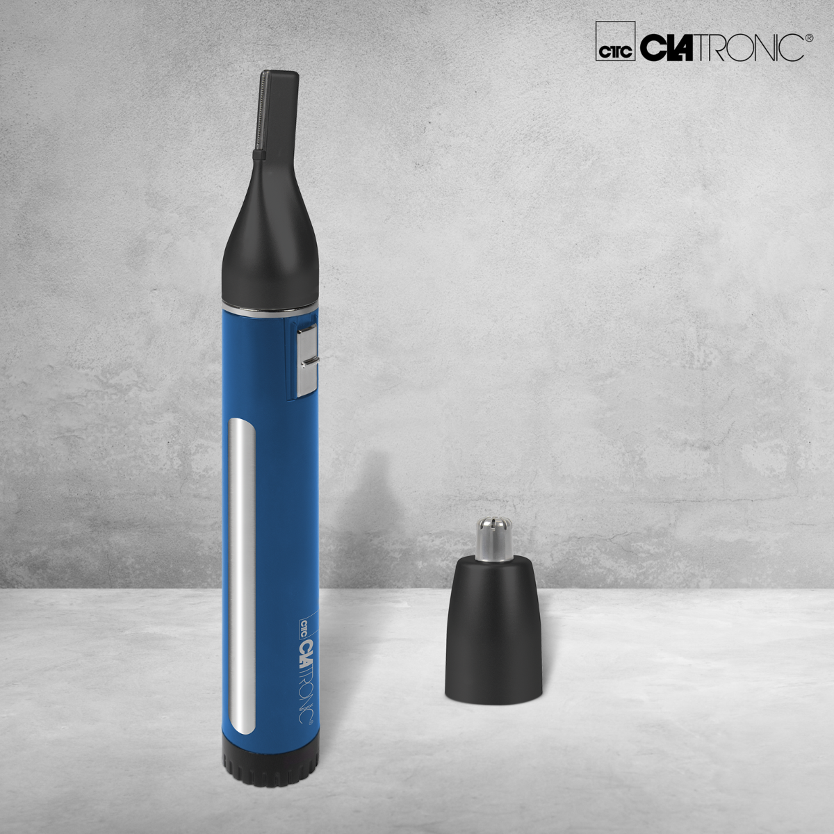 Niebieski trymer do włosów w nosie Clatronic. Czarna nasadka i oddzielna głowica tnąca. Szare tło.