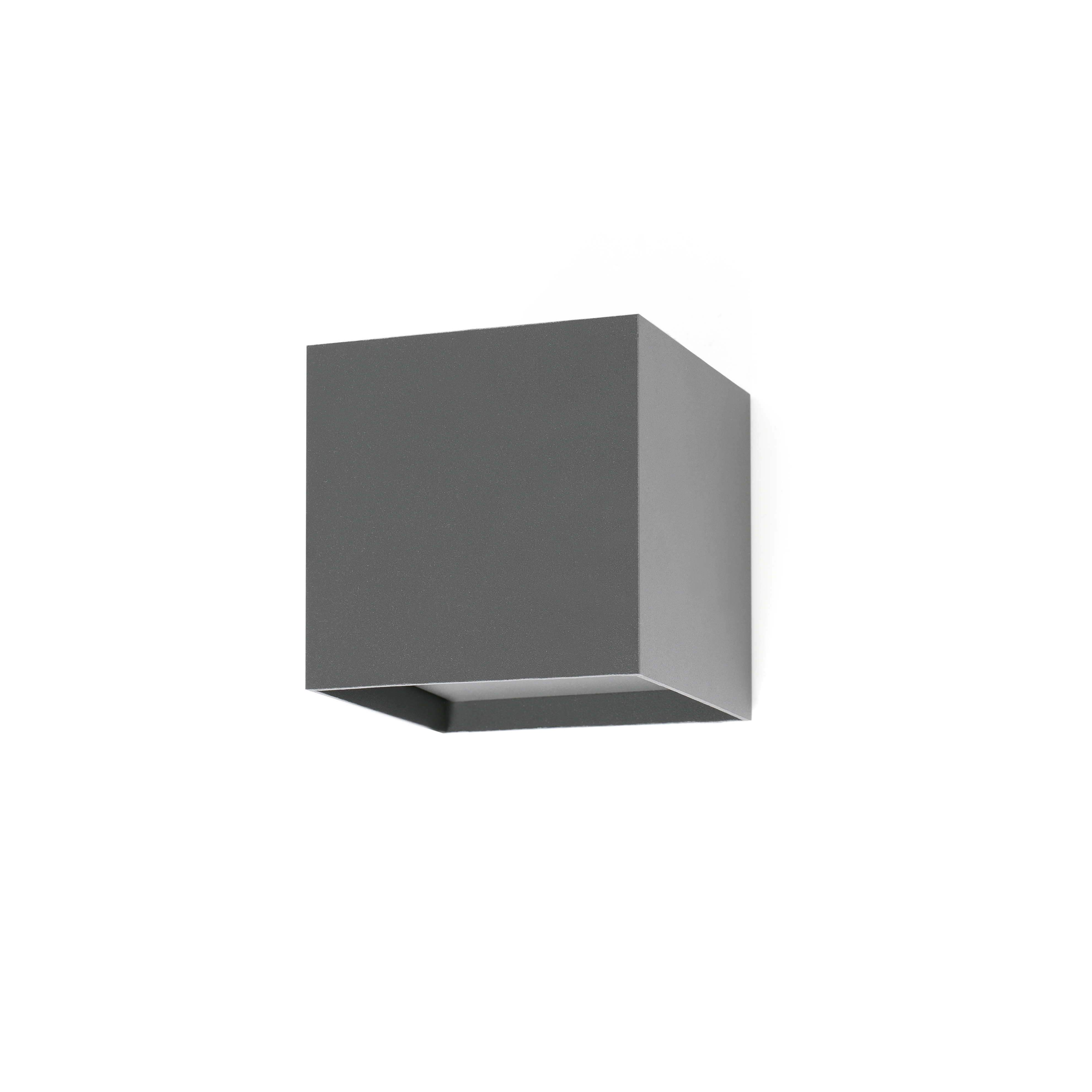 Lampada da parete grigia a forma di cubo, su sfondo bianco. La luce brilla verso il basso.