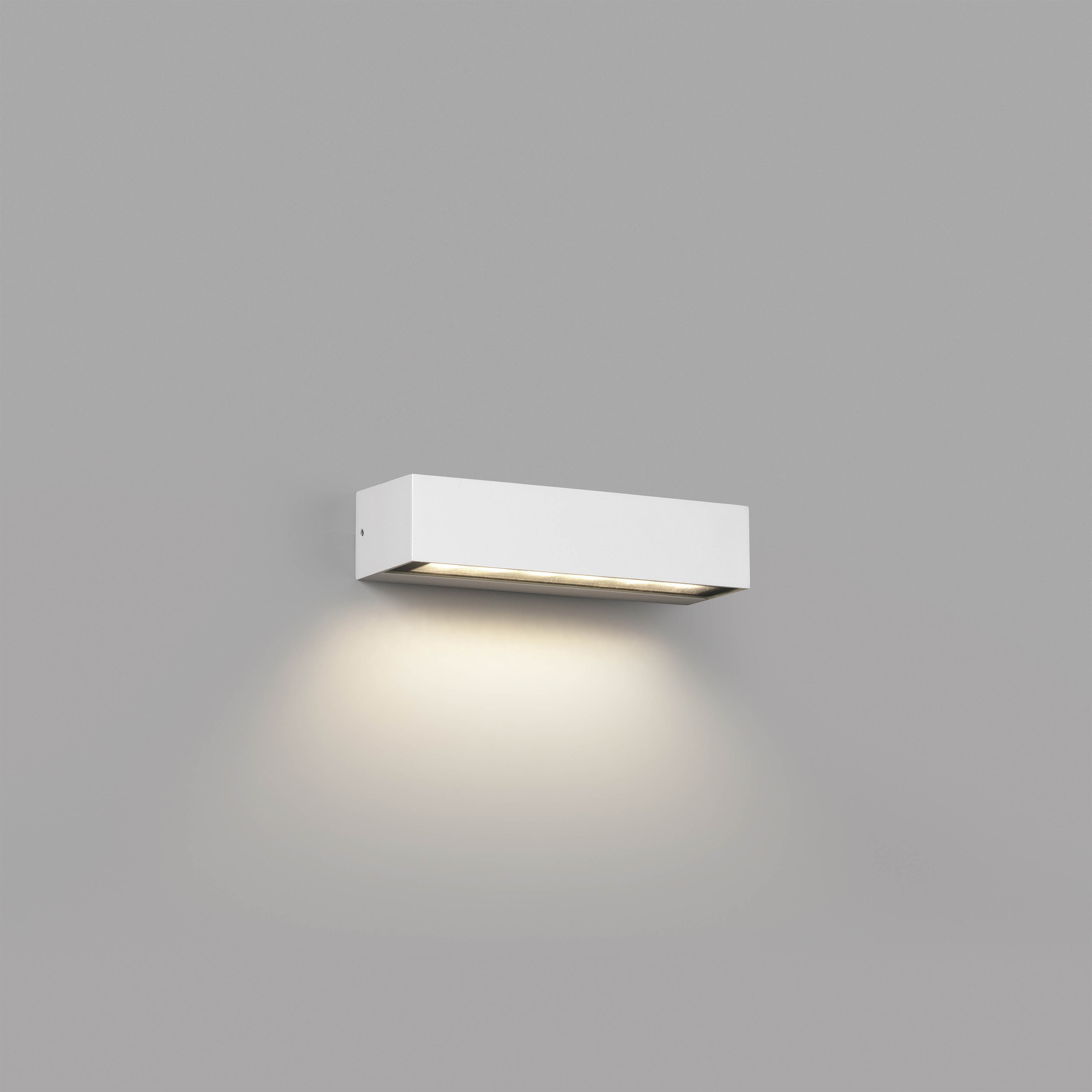 Applique rettangolare bianca che emette luce verso il basso. La luce è contro uno sfondo grigio.