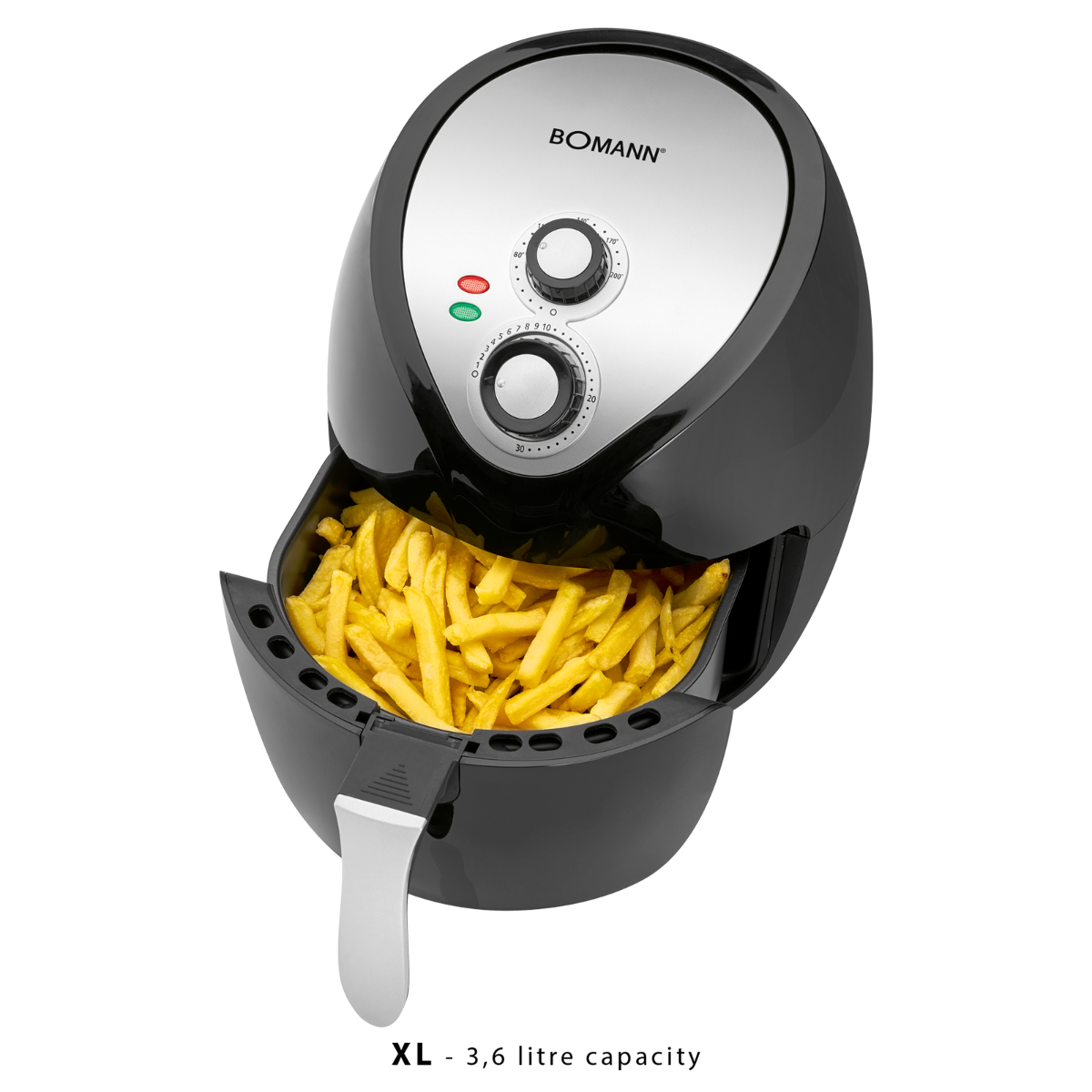 Una friggitrice ad aria nera con un cestello di patatine fritte. La friggitrice ha due manopole e un top argentato.