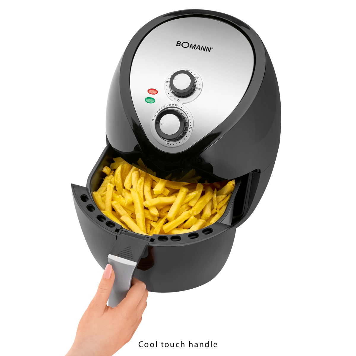 Friggitrice ad aria nera con patatine fritte. Mano che tiene la maniglia. Manopole e indicatori visibili.