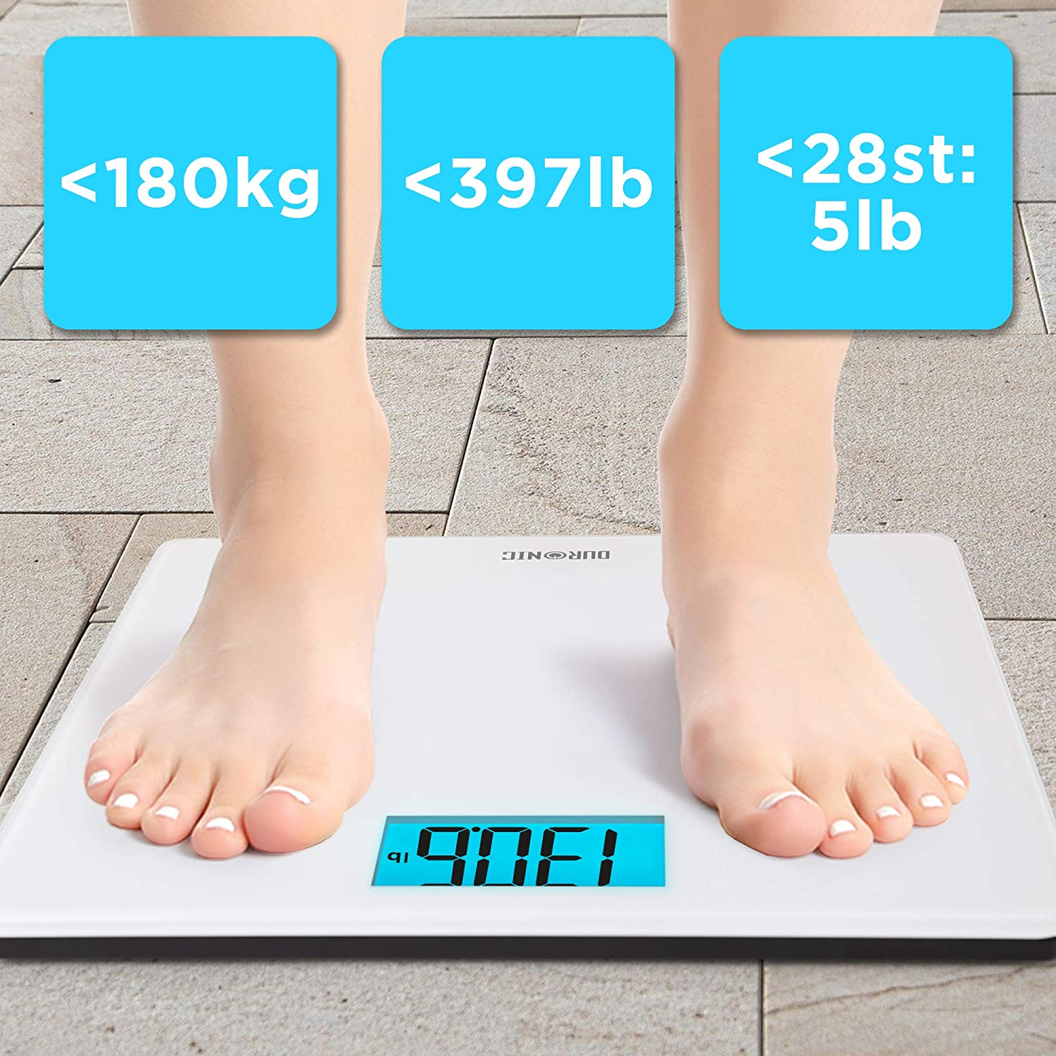 Pies de una persona en una báscula blanca. Cajas azules muestran pesos máximos en kg, lbs y stones.