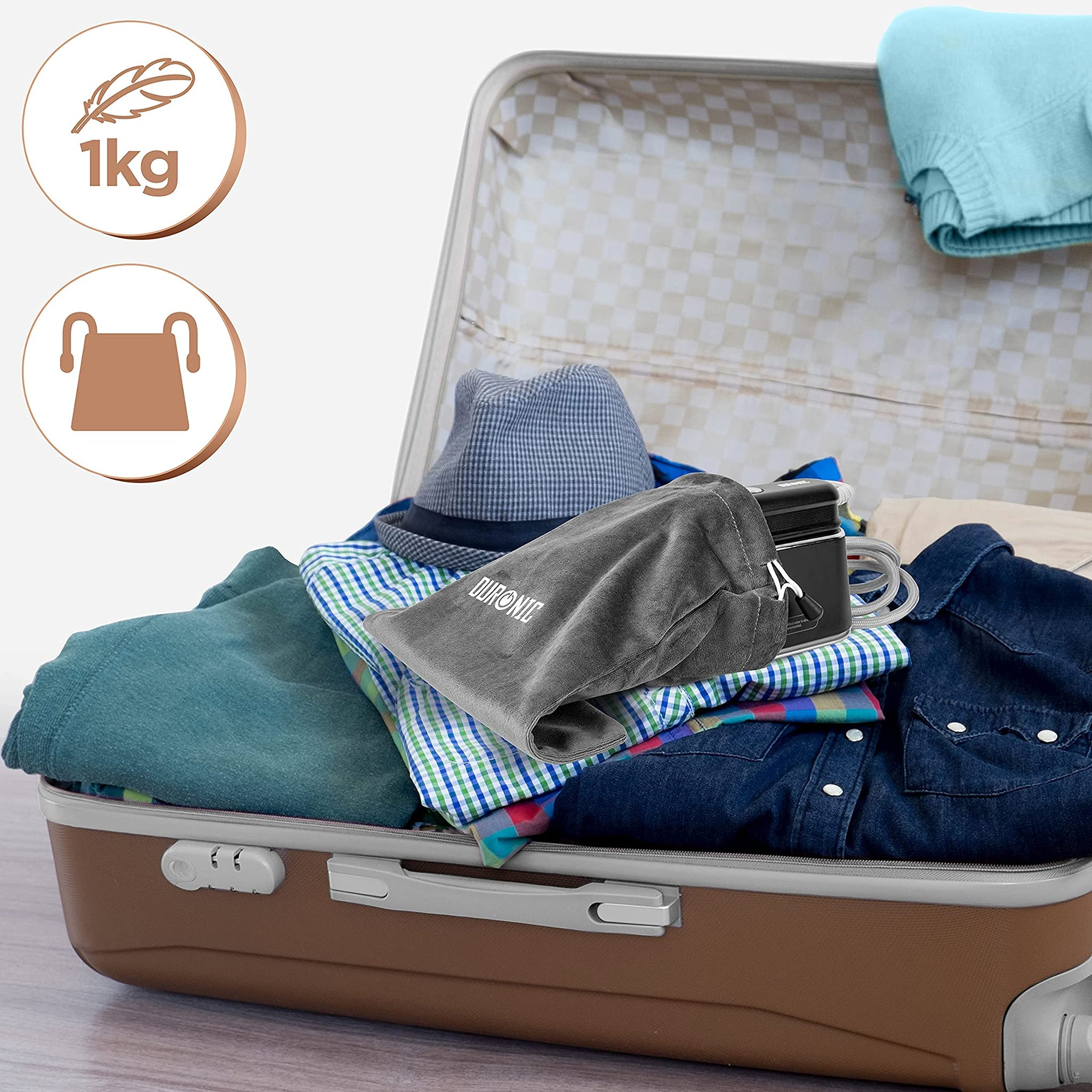 Una maleta llena de ropa, con una bolsa gris y un sombrero visibles, y un icono de pluma de 1 kg.