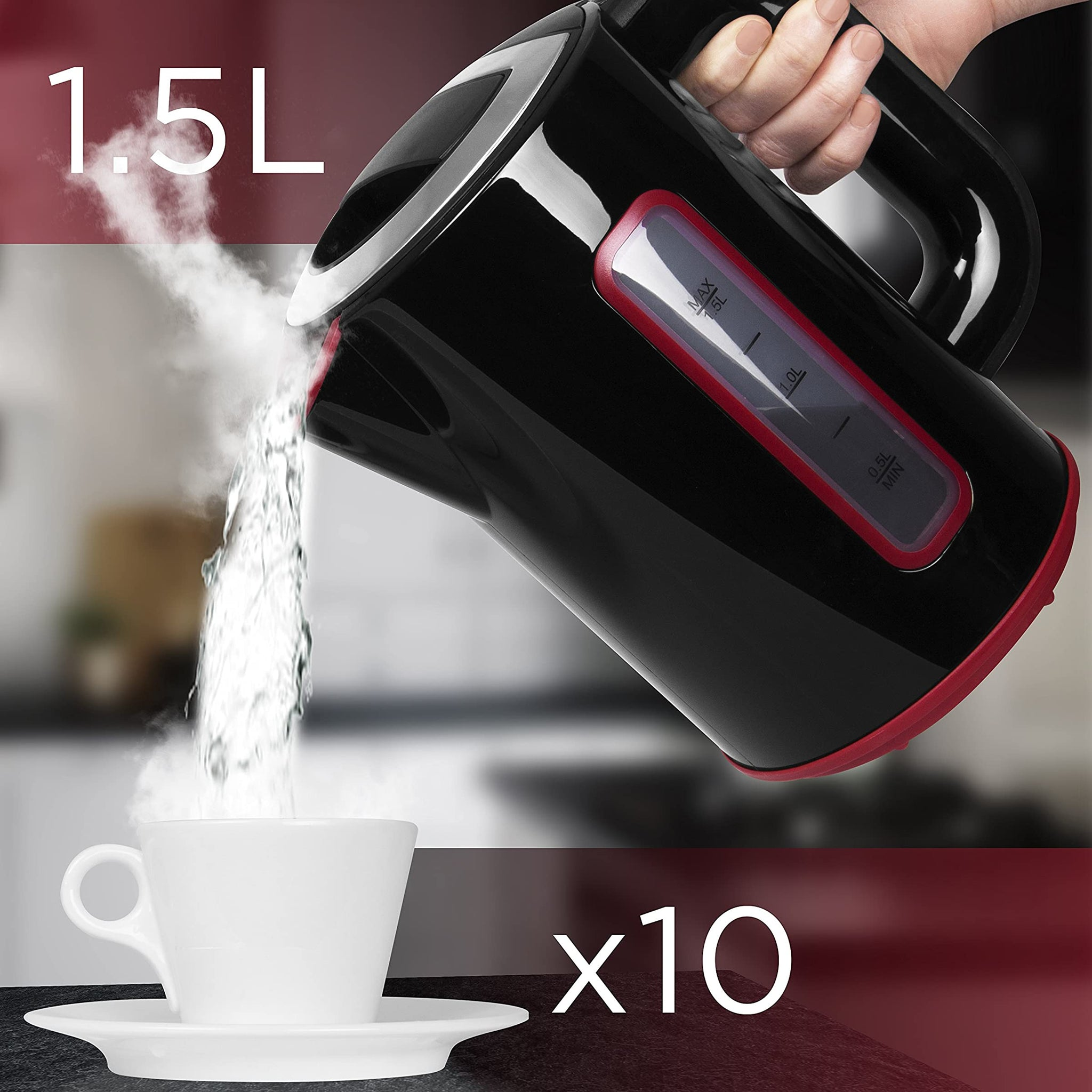 Schwarzer Wasserkocher gießt Wasser in eine weiße Tasse. Dampf steigt auf.