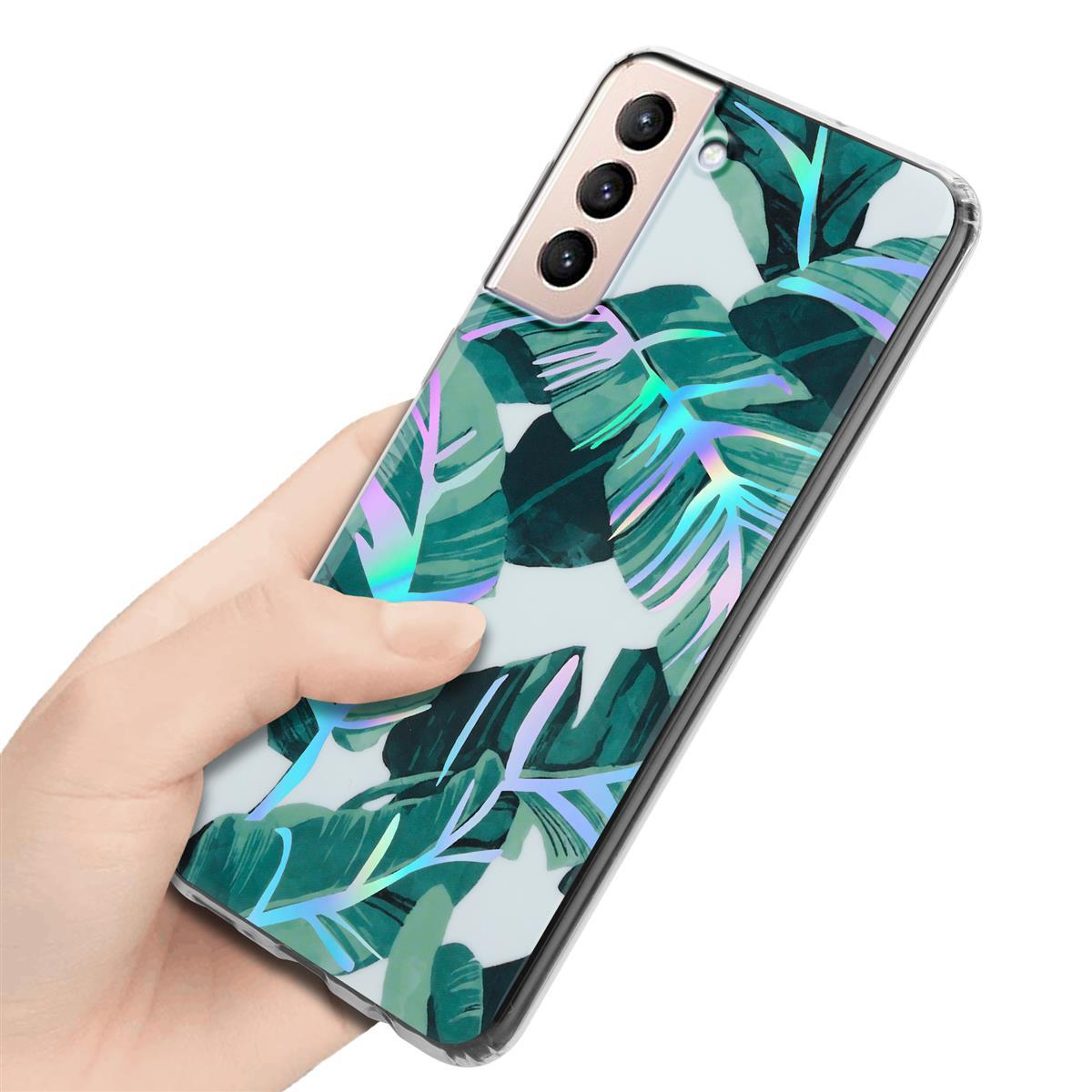 Mano che tiene una custodia per telefono con un design a foglie verdi su sfondo bianco.
