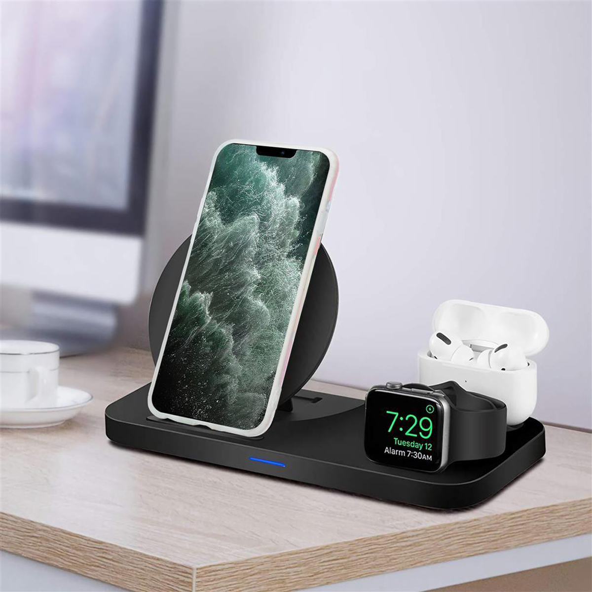 Eine Ladestation mit Telefon, Ohrhörern und einer Smartwatch.