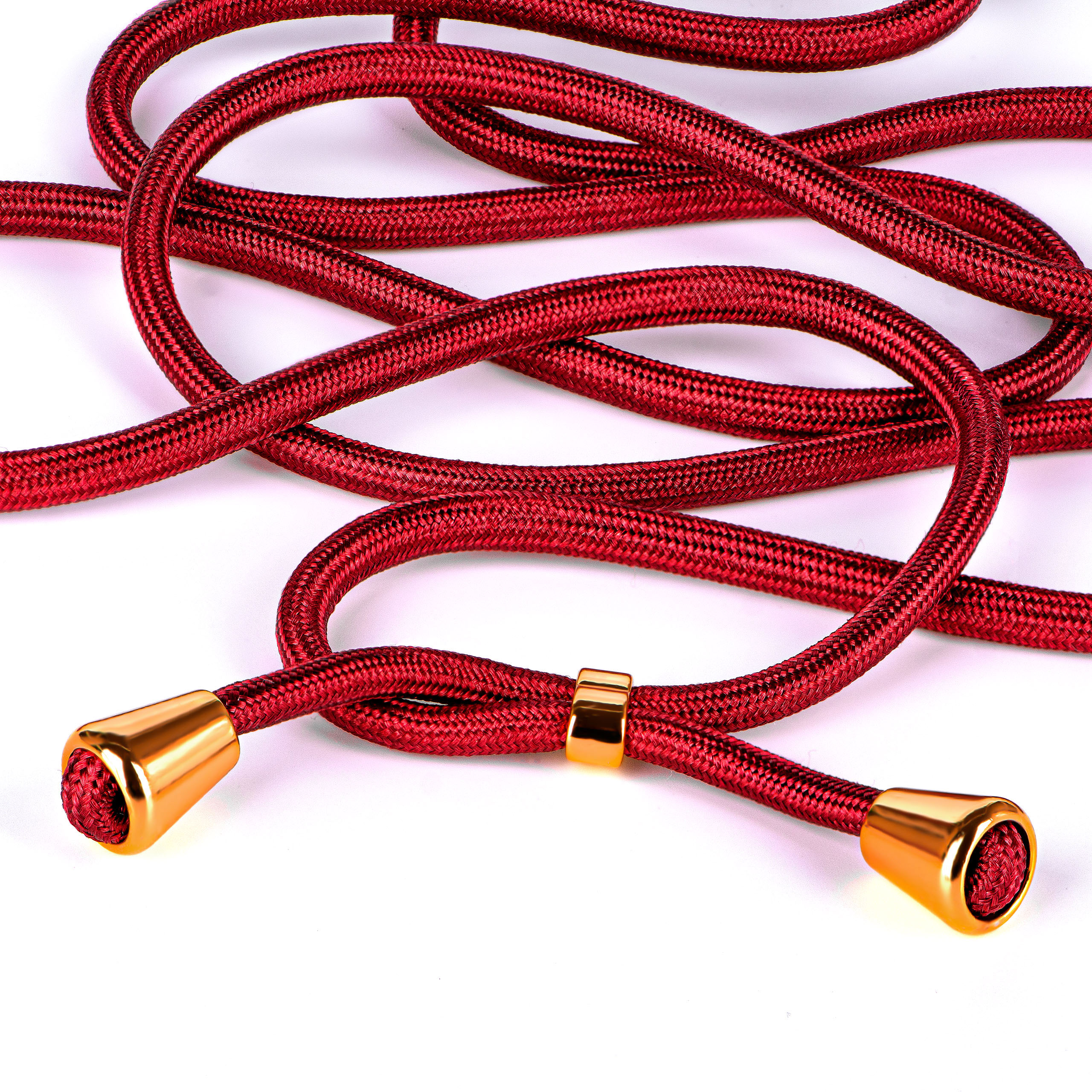 Rotes geflochtenes Kabel mit goldfarbenen Akzenten auf weißem Hintergrund. Enden mit Goldkegeln.
