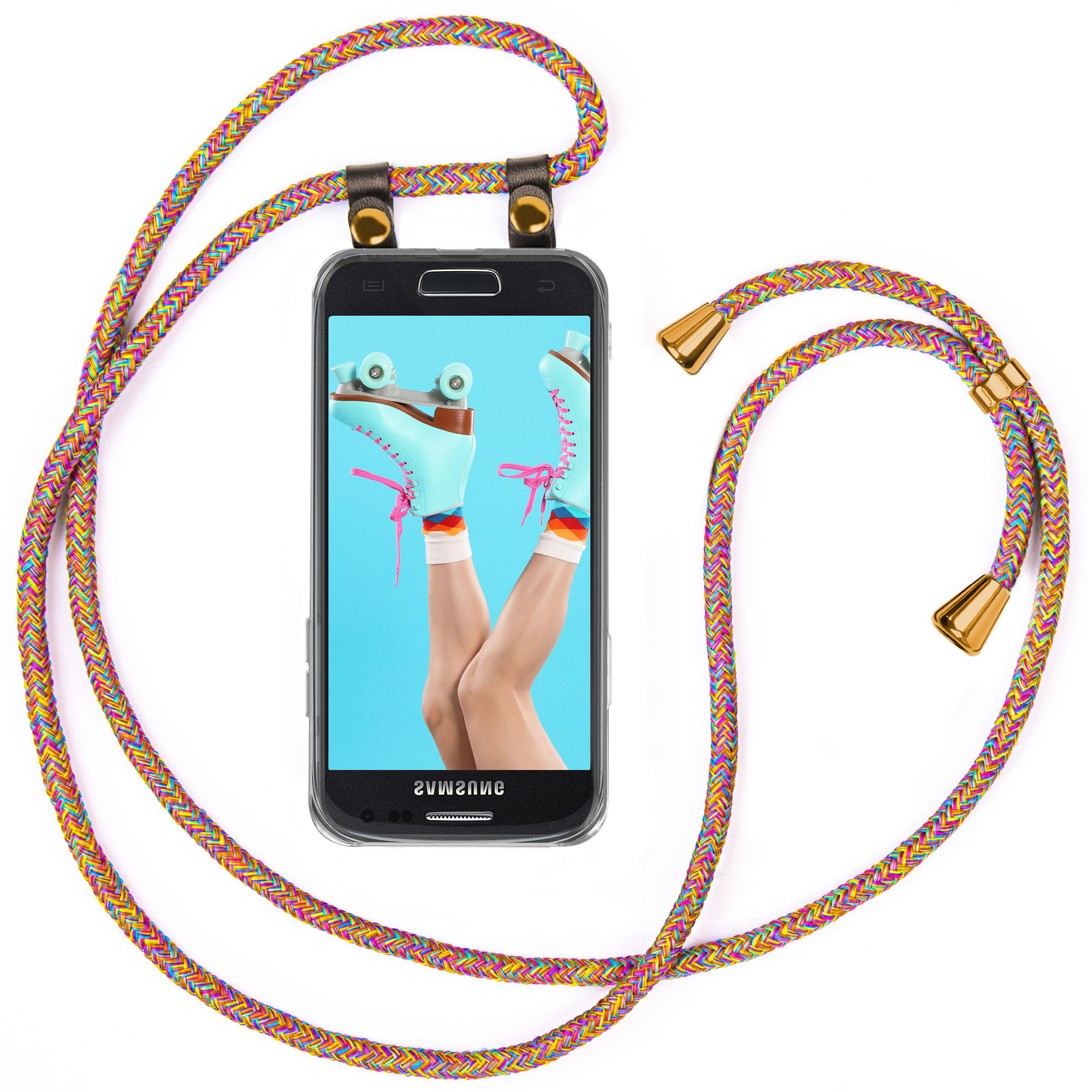 Telefon mit buntem Riemen, das Beine mit Rollschuhen vor blauem Hintergrund zeigt.