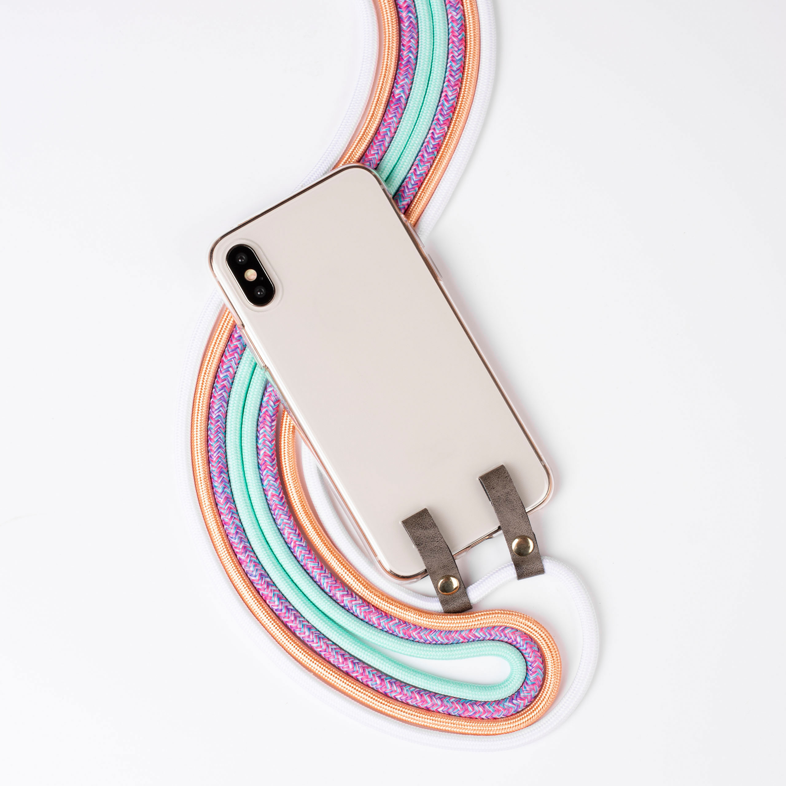 Telefon mit grauen Aufsätzen an Regenbogenkordeln aus Weiß, Pink, Mint und Orange vor weißem Hintergrund.