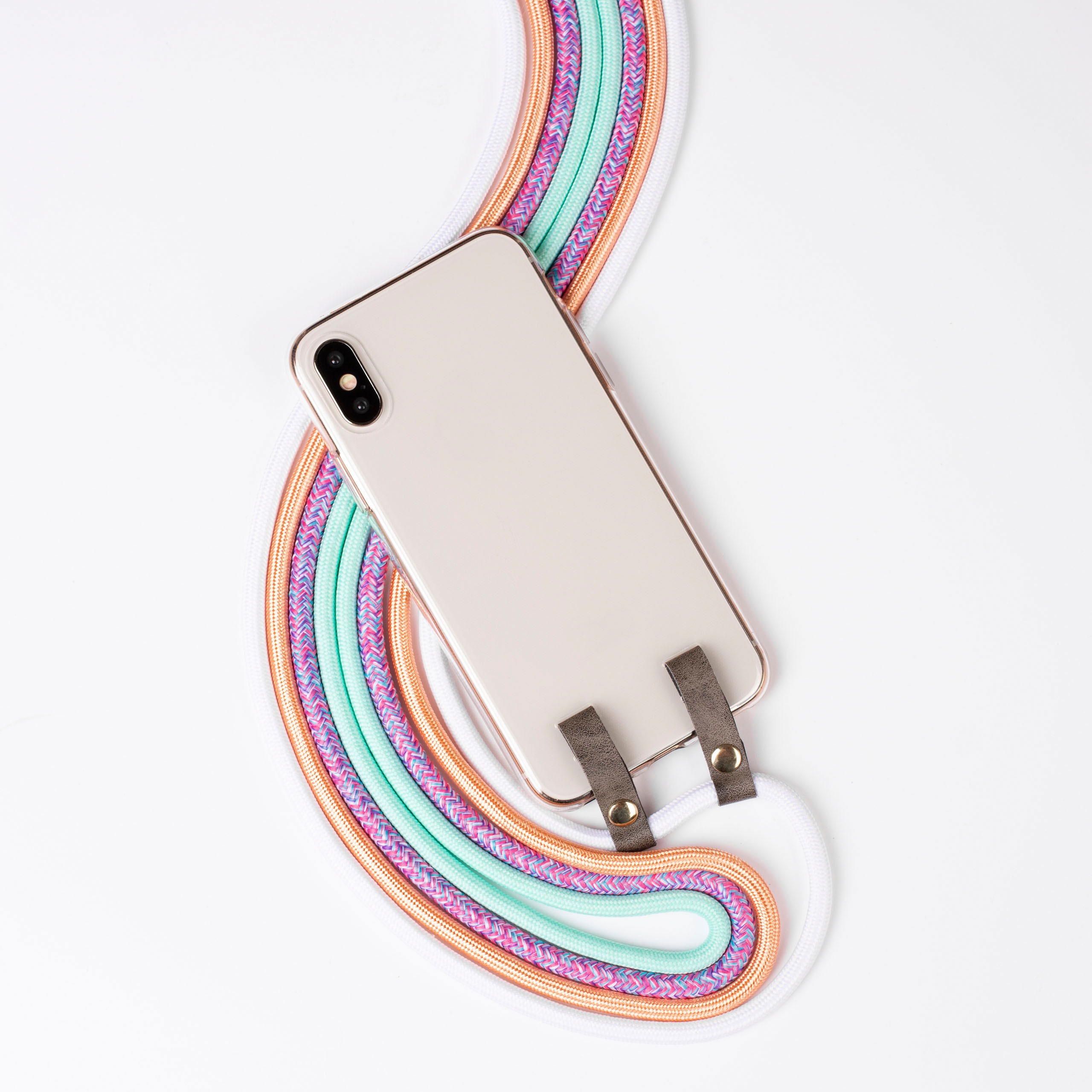 Telefon auf weißem Hintergrund mit Regenbogen-Handyband.