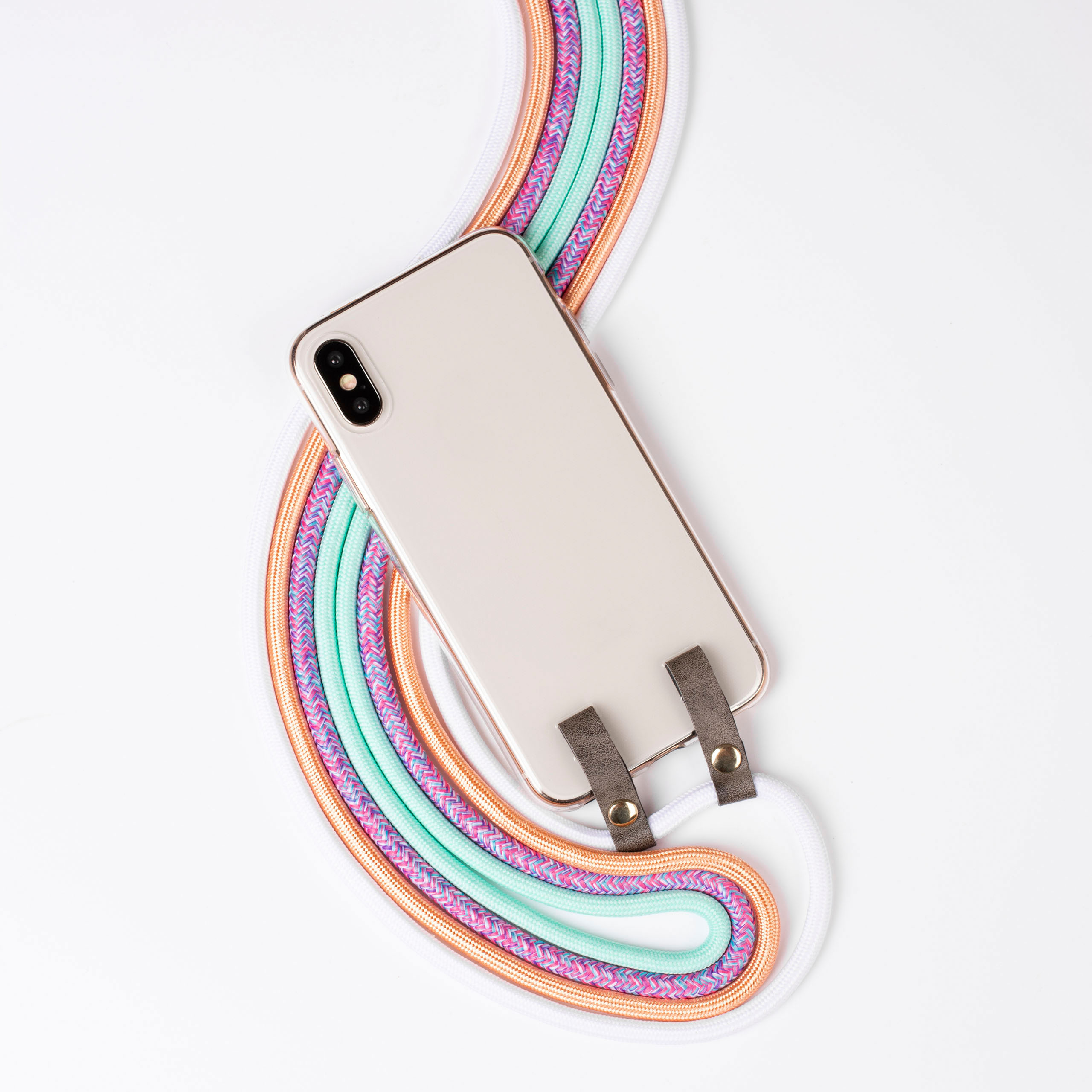 Telefon mit farbenfrohem geflochtenem Kabel mit Halterung. Weißer Hintergrund.